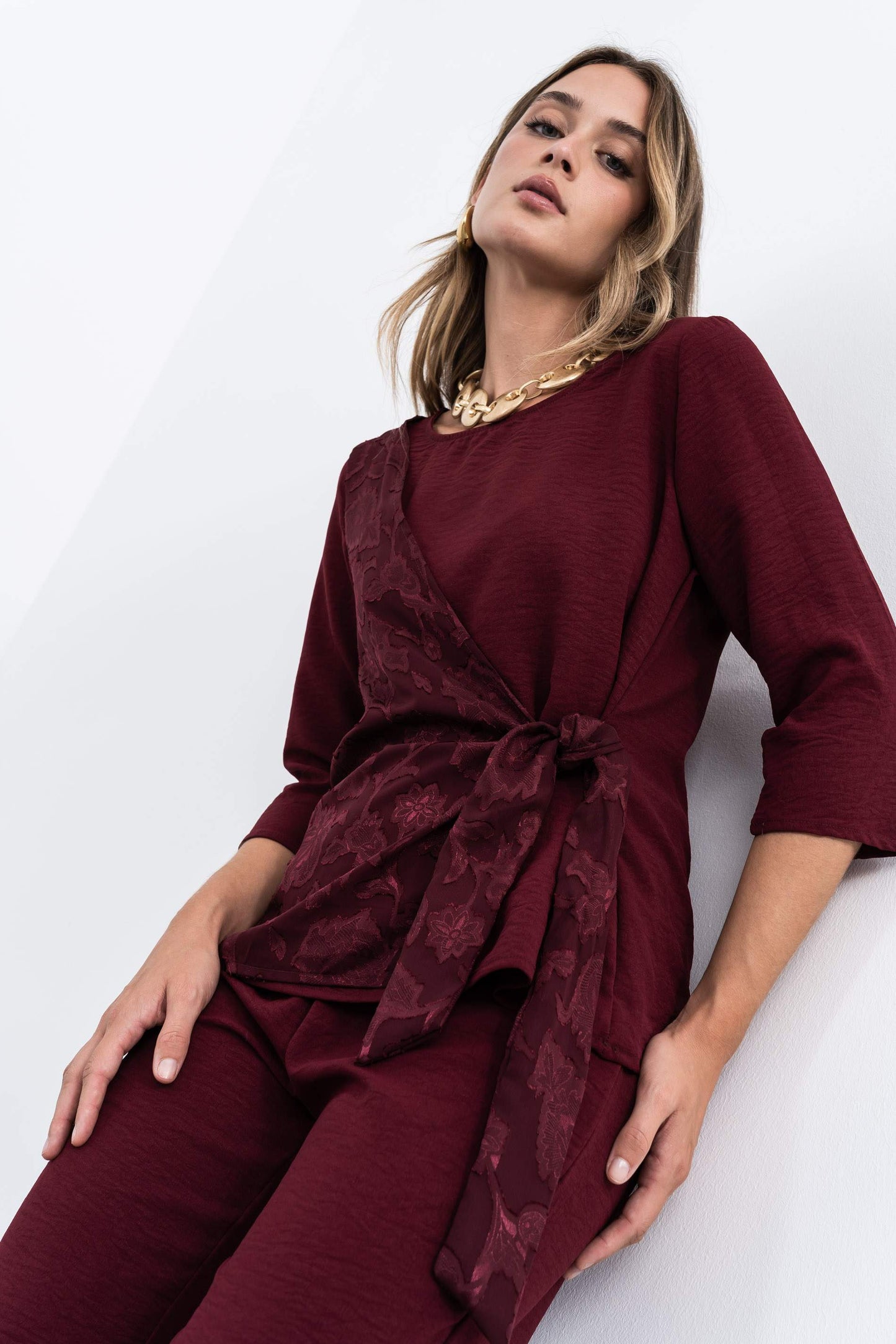 BLUSA EFECTO CRUZADO COMBINADA BURDEOS - Imagen 7