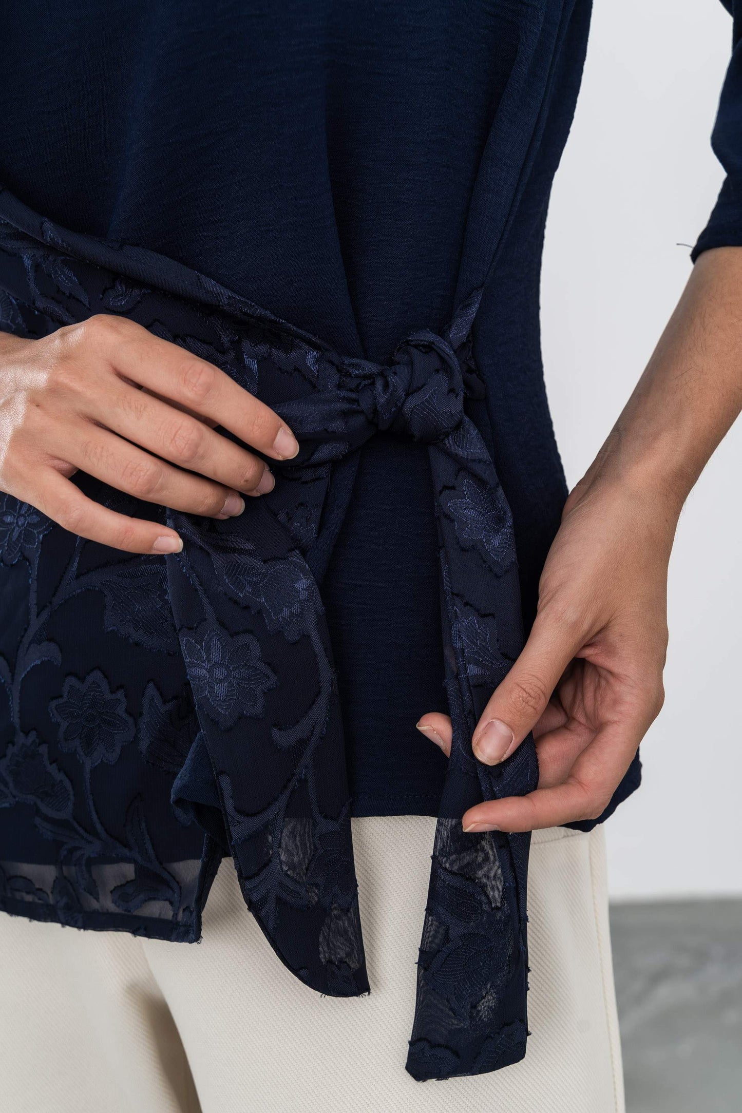 BLUSA EFECTO CRUZADO COMBINADA MARINO - Imagen 6