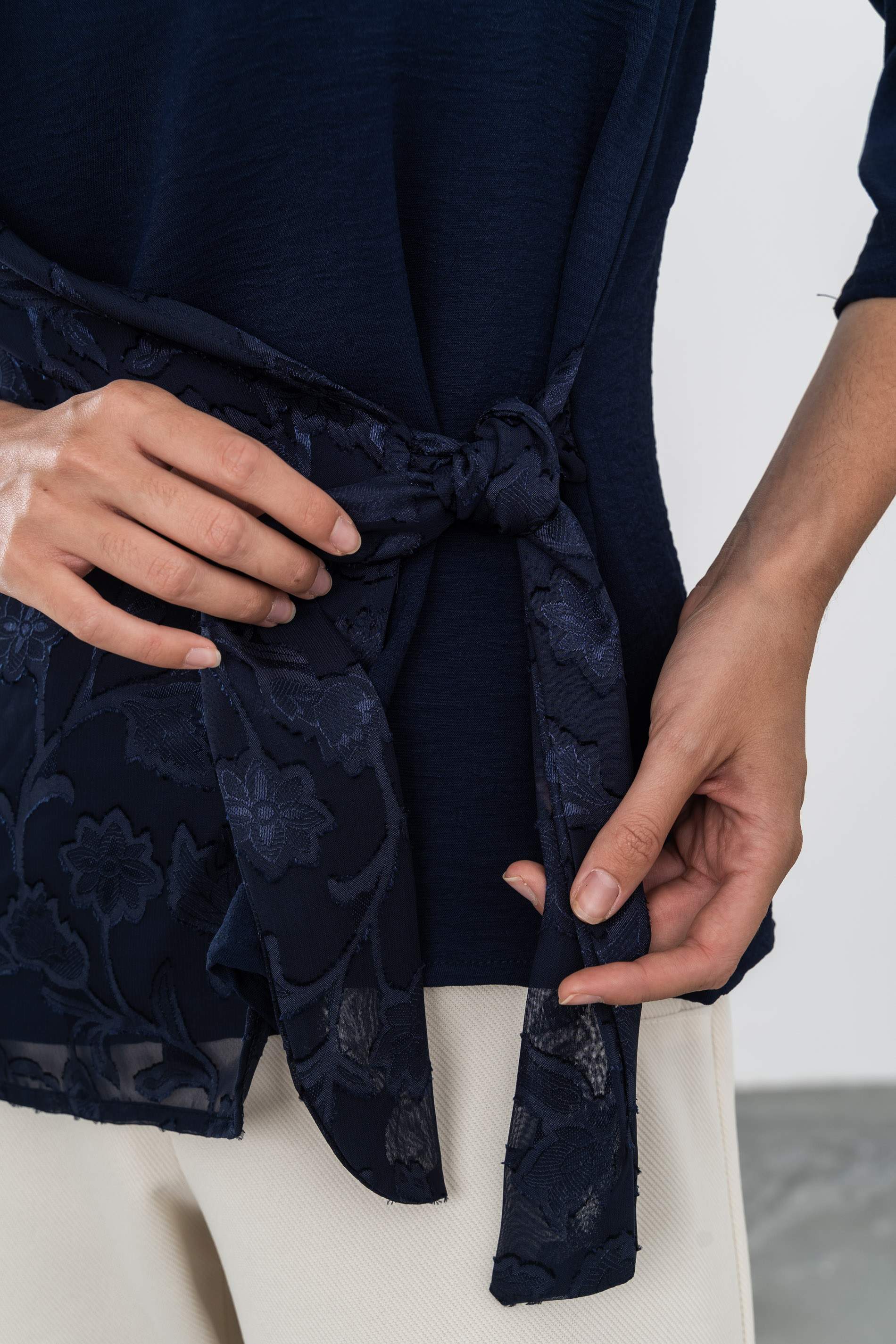BLUSA EFECTO CRUZADO COMBINADA MARINO - Imagen 6