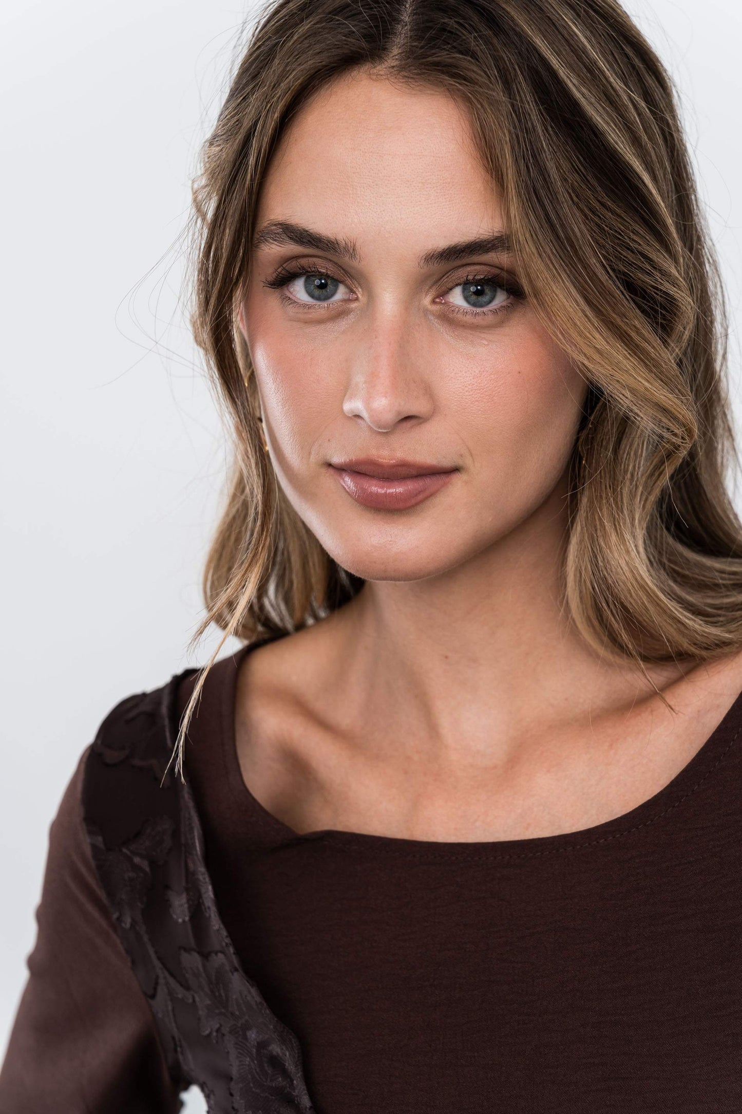 BLUSA EFECTO CRUZADO COMBINADA CHOCOLATE - Imagen 3