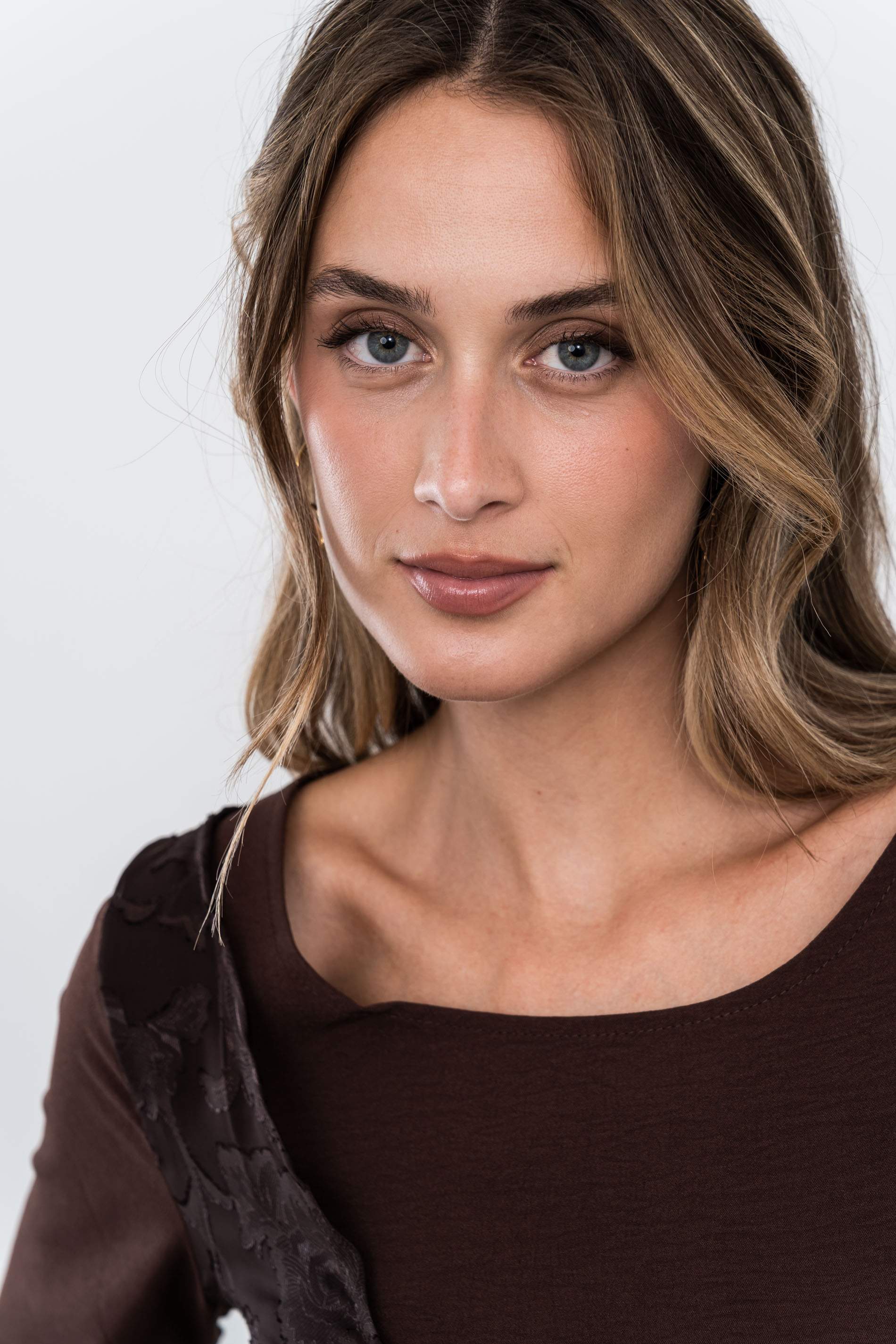 BLUSA EFECTO CRUZADO COMBINADA CHOCOLATE - Imagen 3