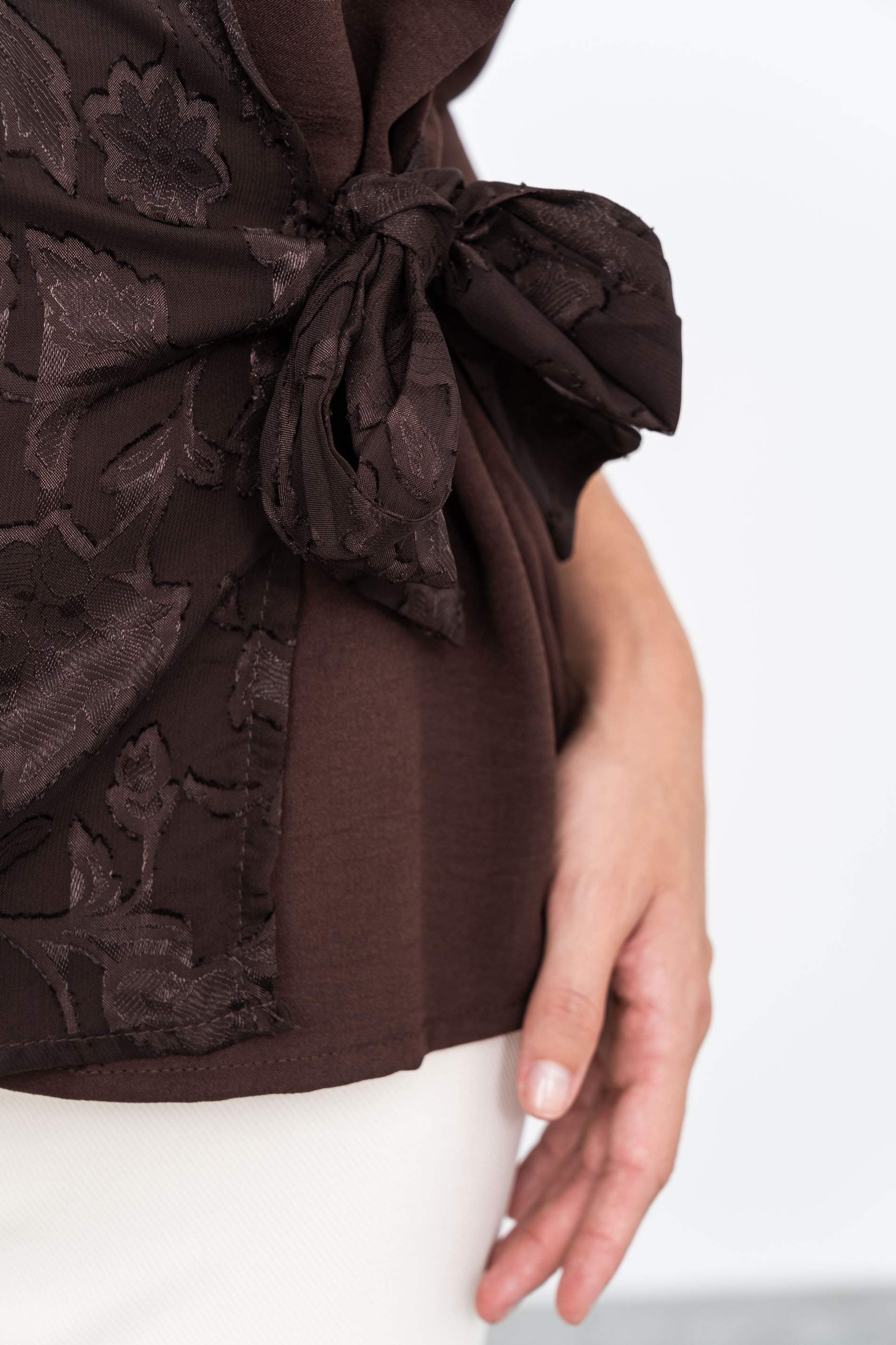 BLUSA EFECTO CRUZADO COMBINADA CHOCOLATE - Imagen 4