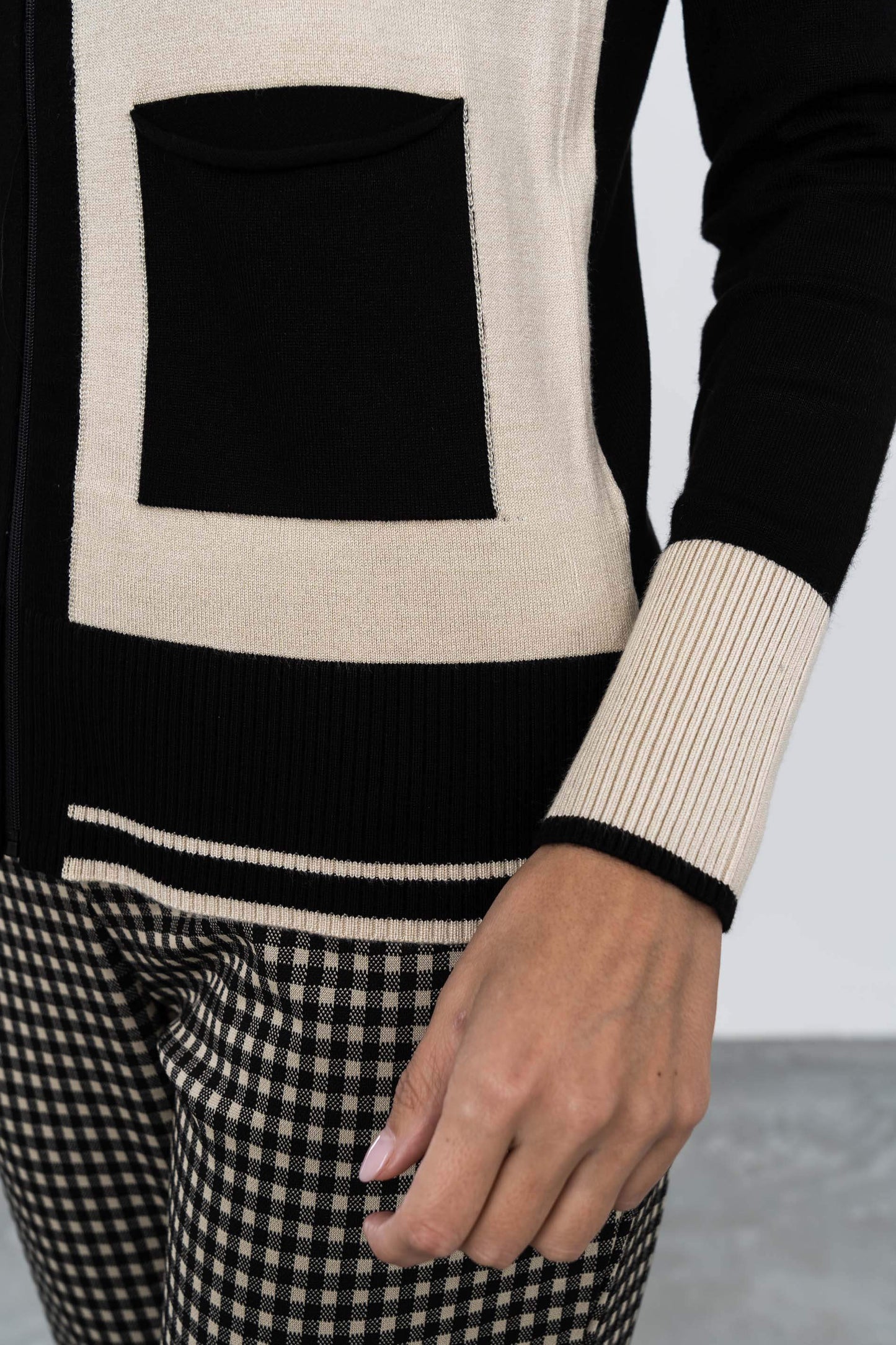 CHAQUETA CREMALLERA BLOSQUES NEGRO - Imagen 4