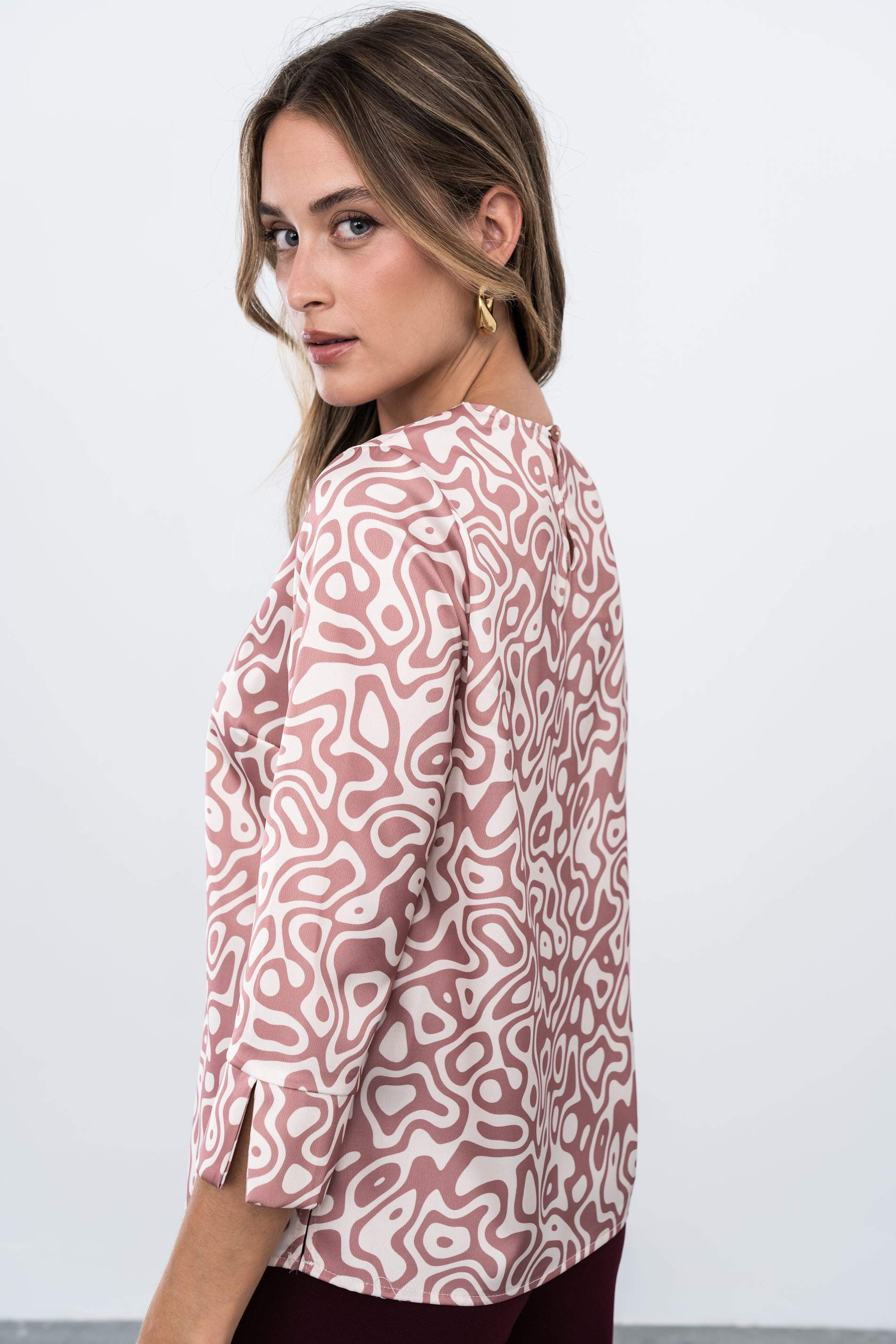 BLUSA CRUCETA CUELLO BICOLOR NUDE - Imagen 8