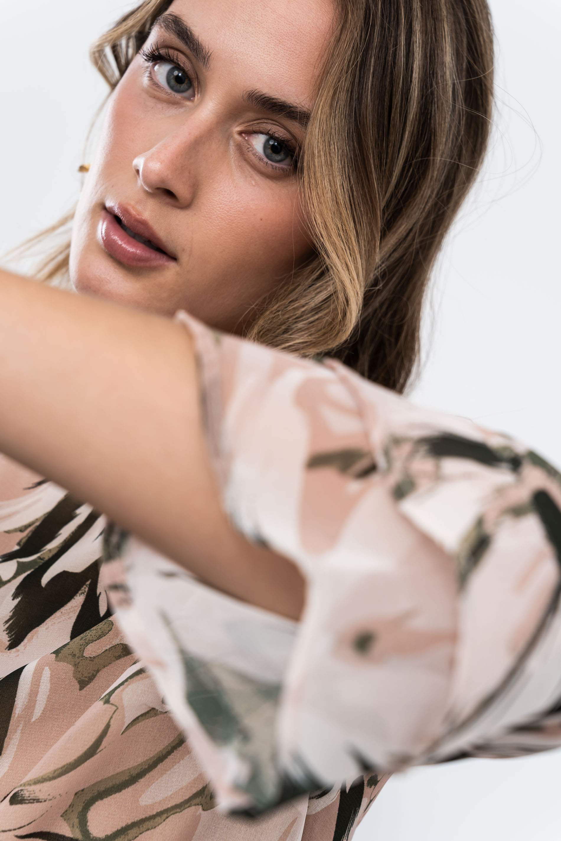 BLUSA DOBLE CAPA FLOR ARENA - Imagen 4