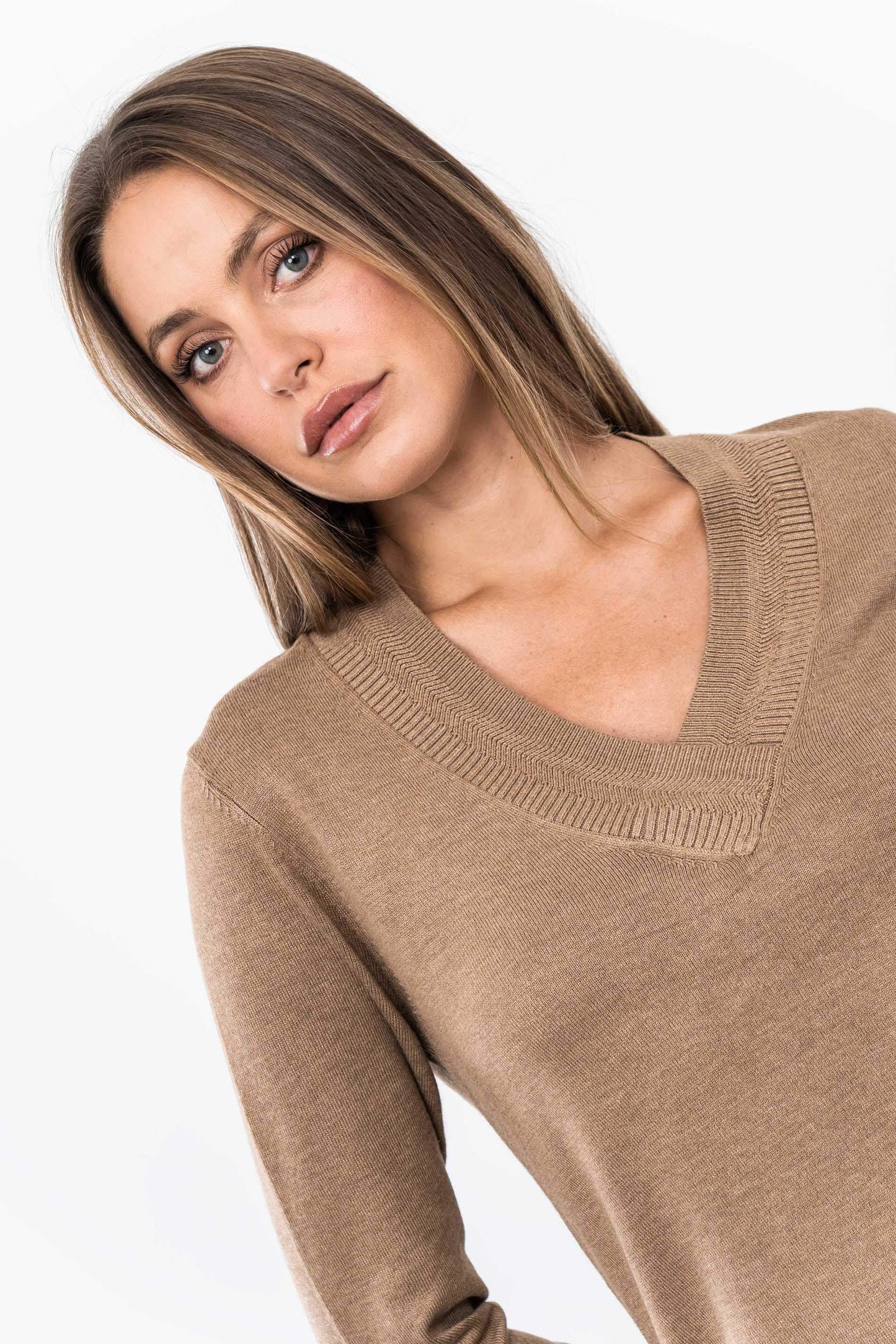 JERSEY CUELLO PICO DETALLE TAUPE - Imagen 2