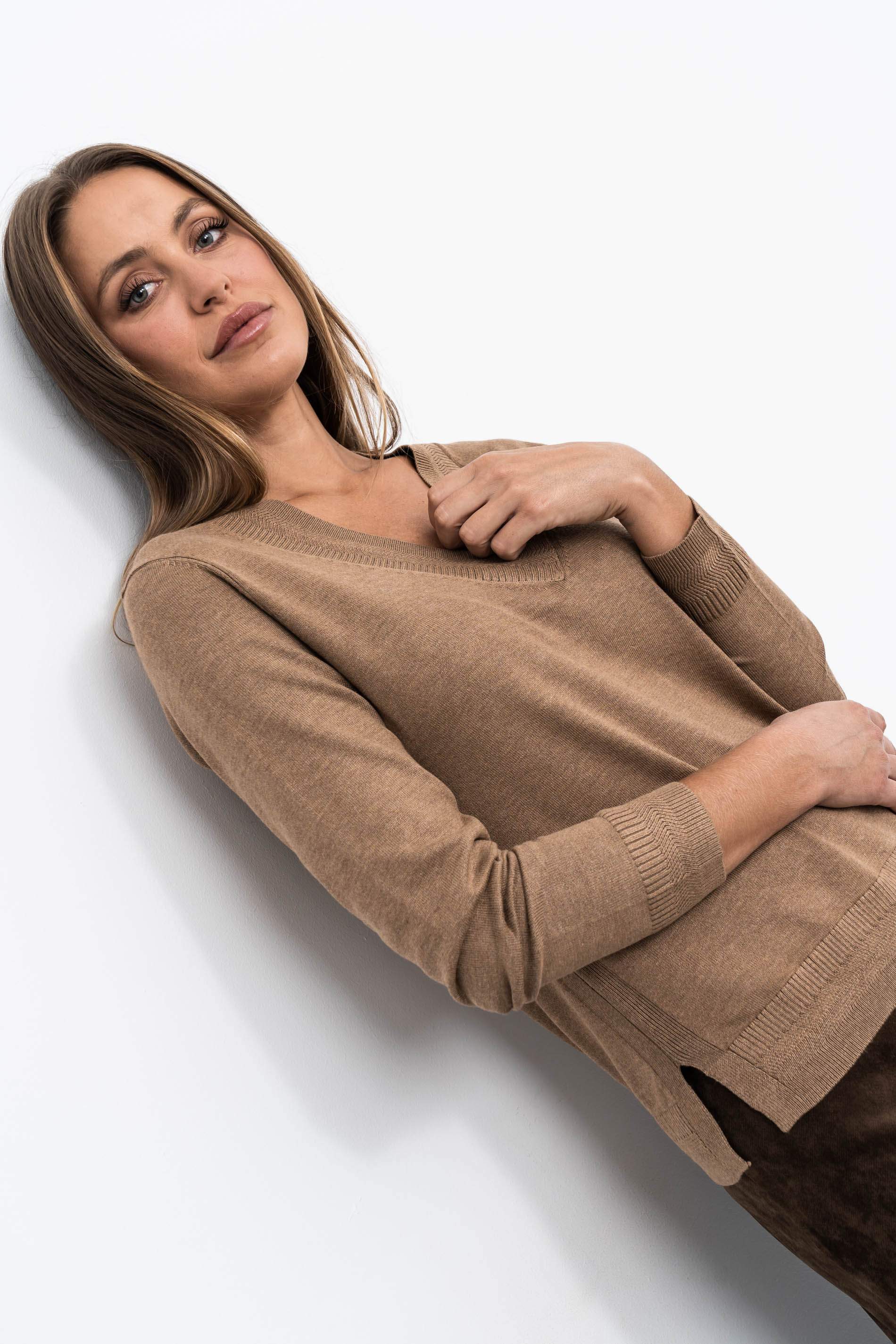 JERSEY CUELLO PICO DETALLE TAUPE - Imagen 5
