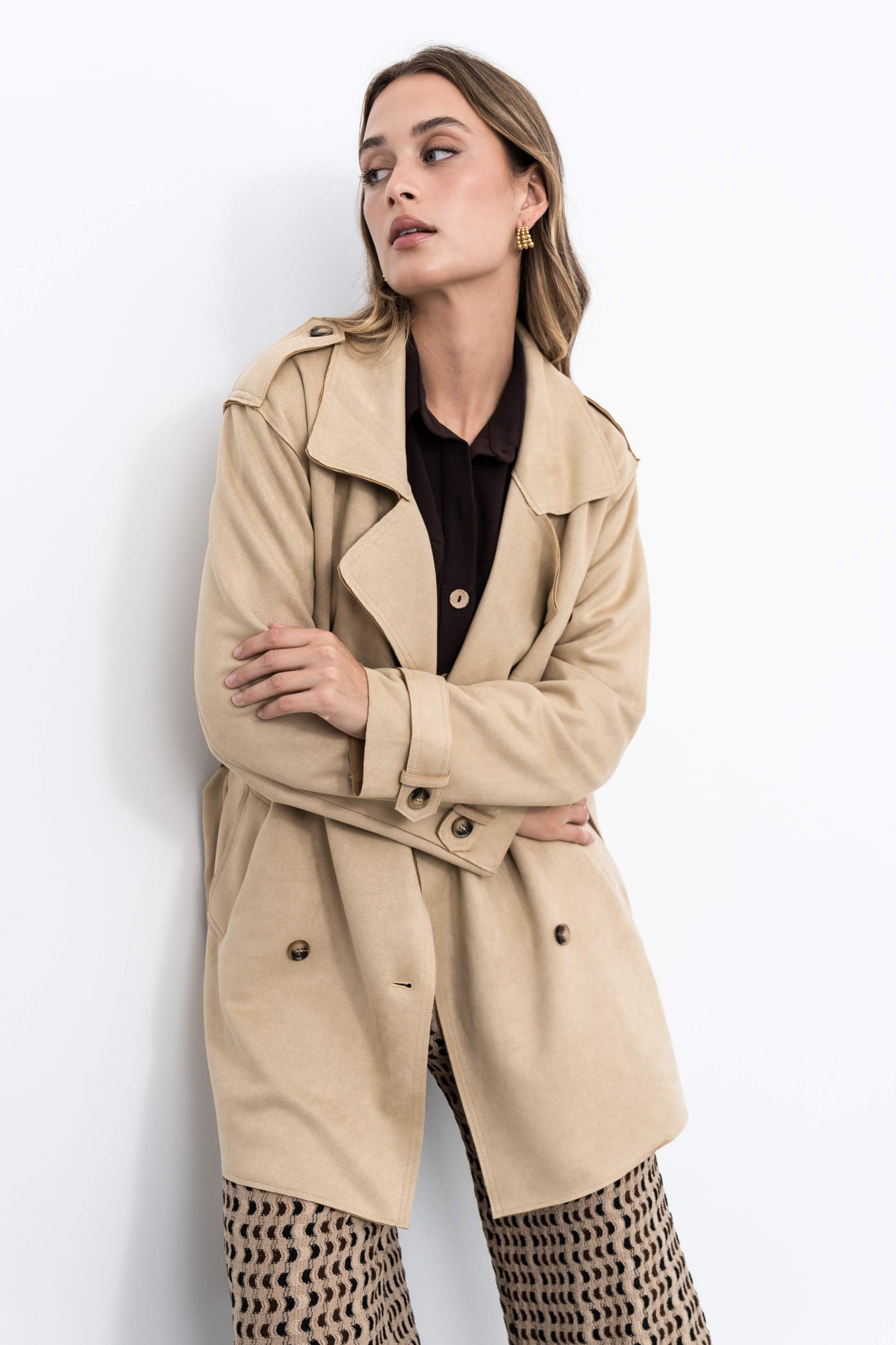 GABARDINA CORTA EFECTO ANTE BEIGE - Imagen 4