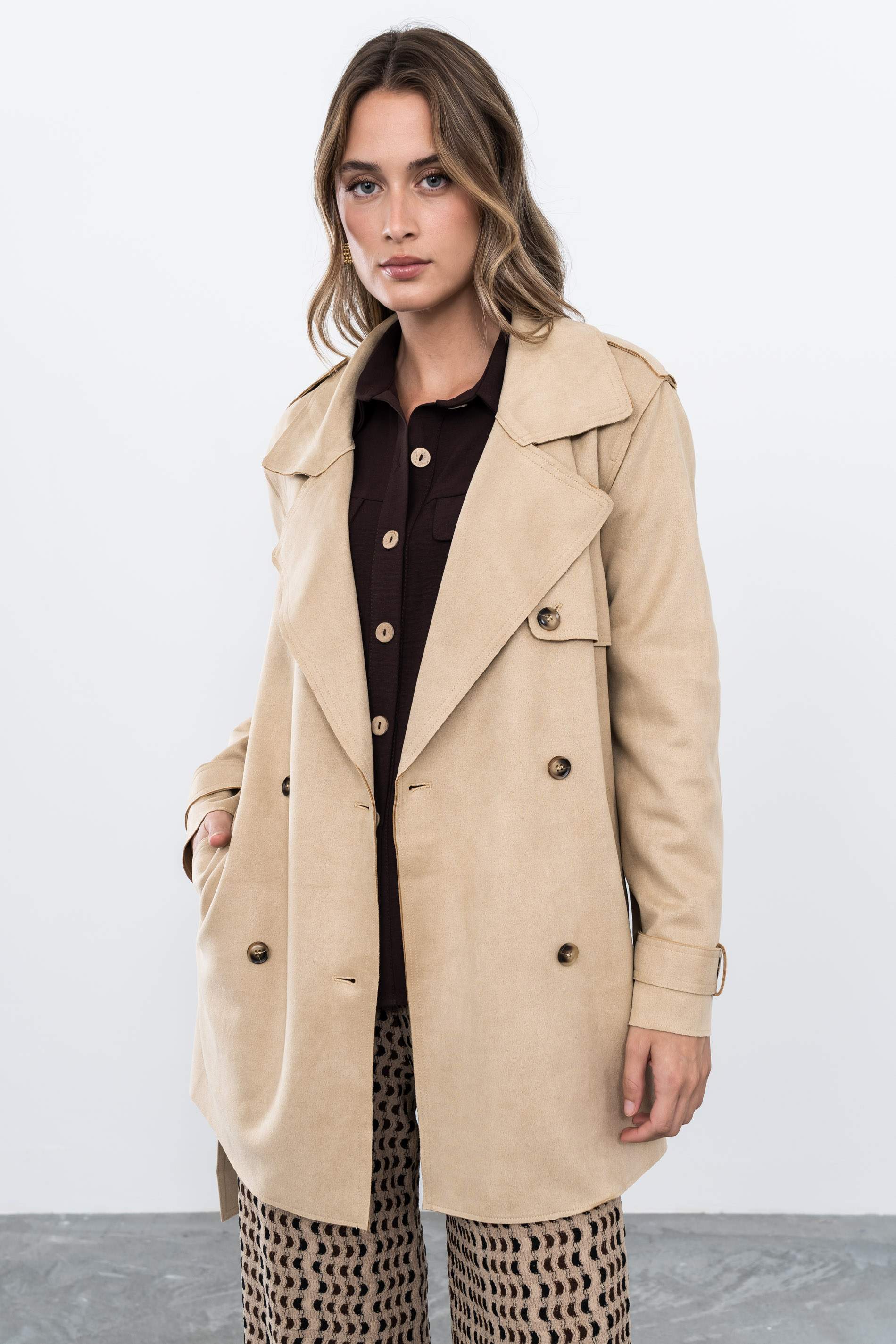 GABARDINA CORTA EFECTO ANTE BEIGE - Imagen 7
