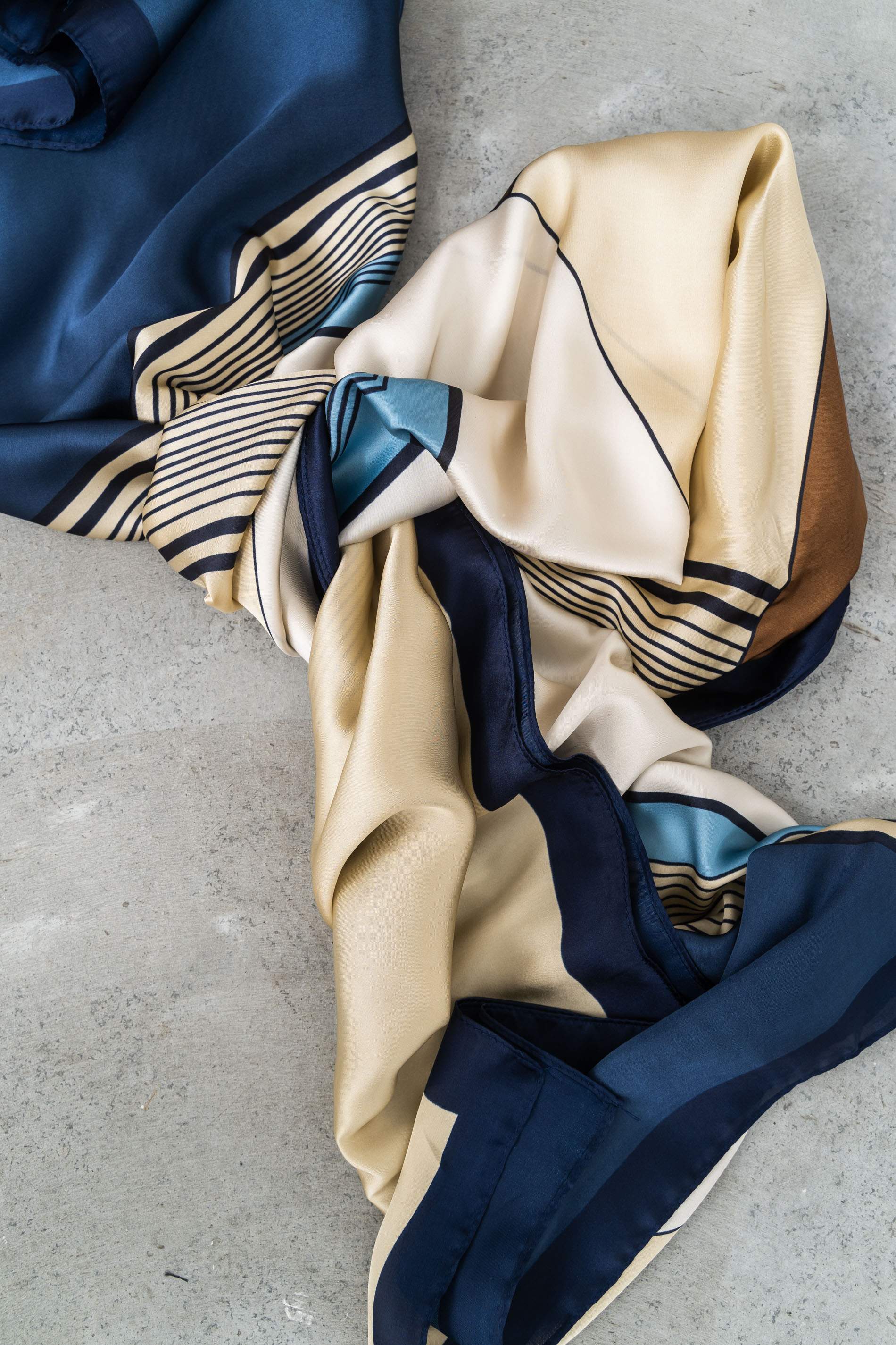 FOULARD EFECTO SEDA GEOMETRICOS - Imagen 3