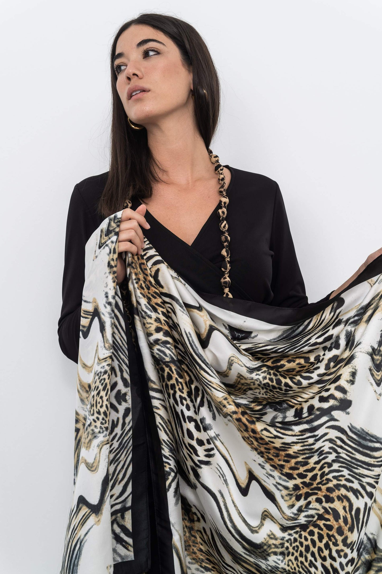 FOULARD EFECTO SEDA ANIMAL BEIGE - Imagen 2