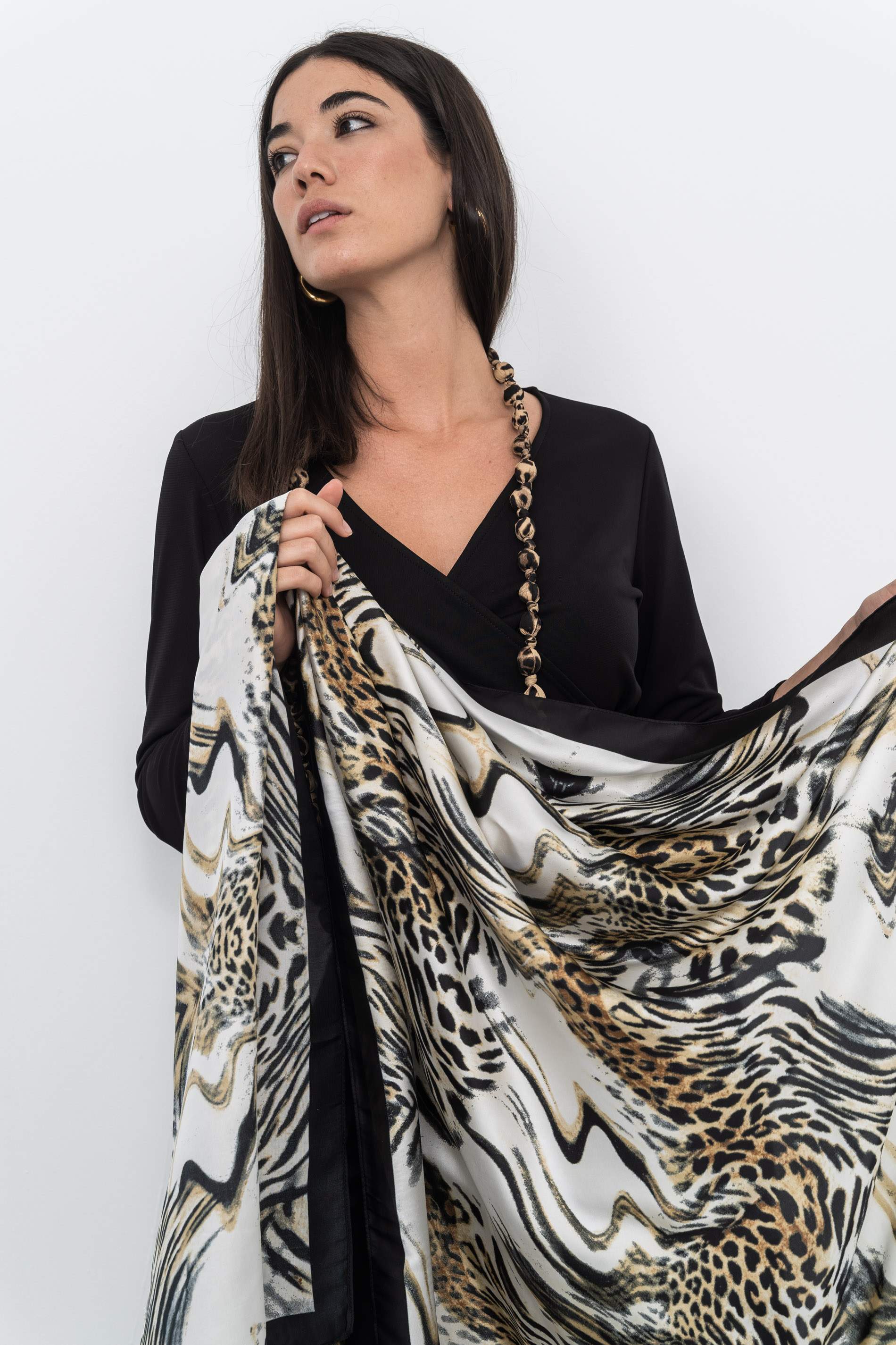 FOULARD EFECTO SEDA ANIMAL BEIGE - Imagen 2