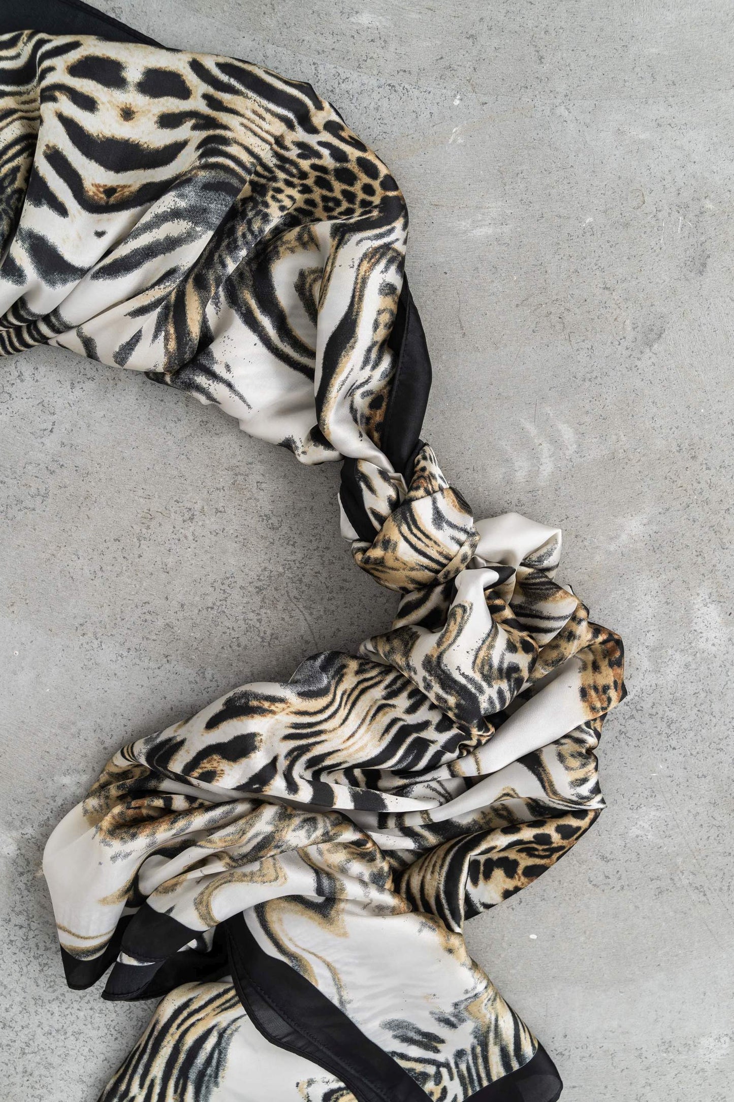 FOULARD EFECTO SEDA ANIMAL BEIGE - Imagen 3