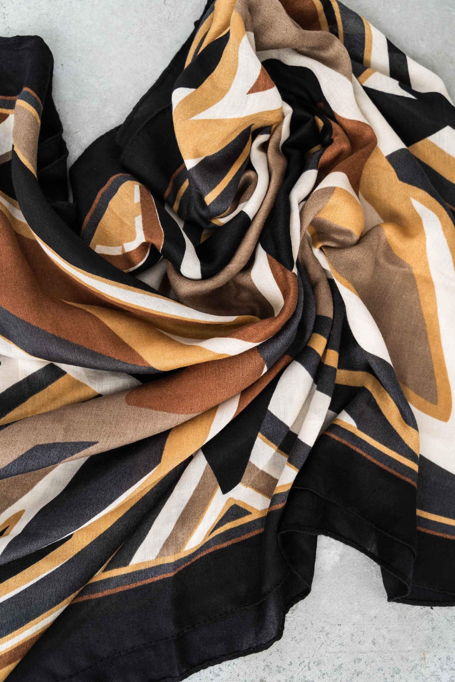FOULARD GEOMETRICOS POMPONES MOSTAZA - Imagen 2