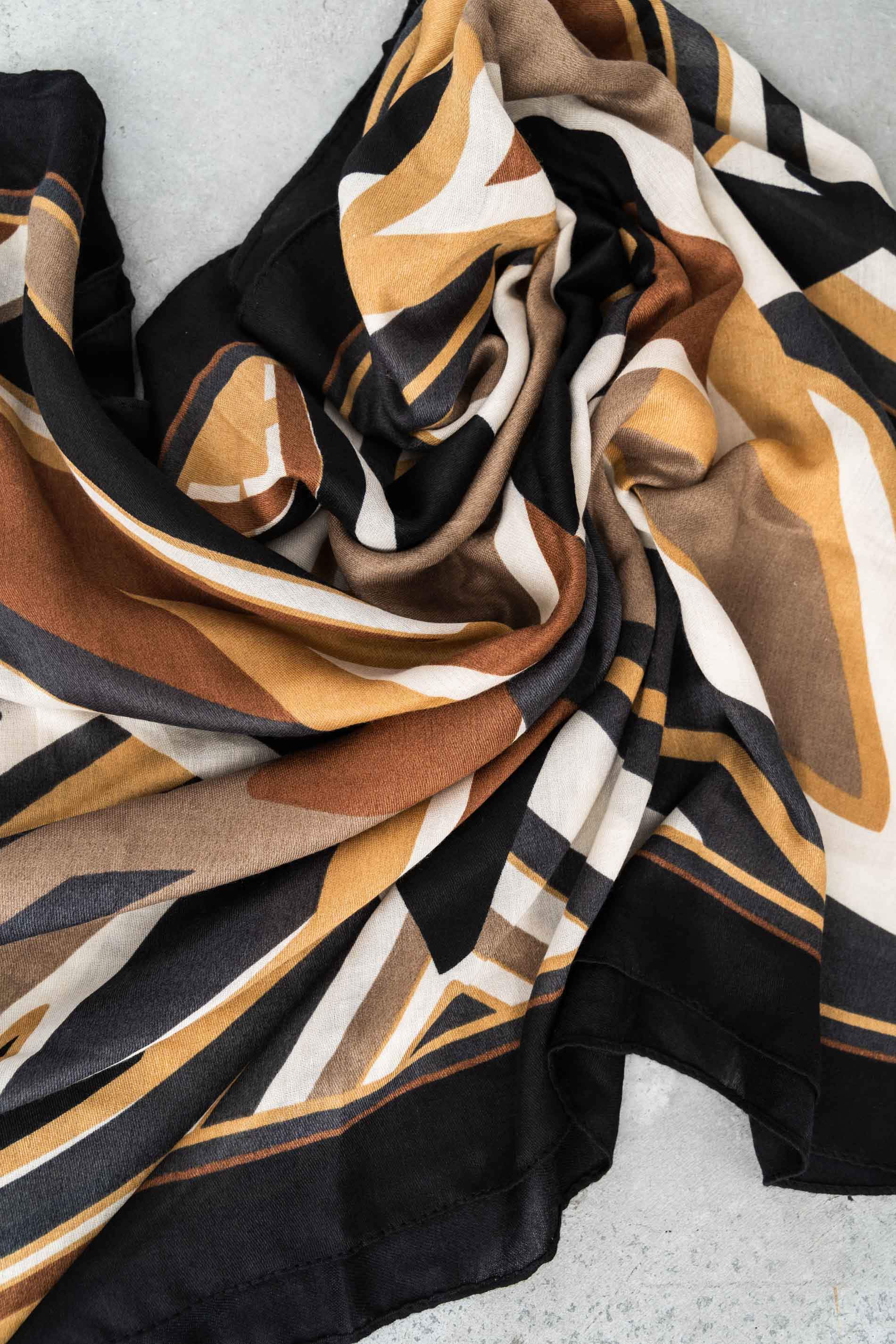 FOULARD GEOMETRICOS POMPONES MOSTAZA - Imagen 2