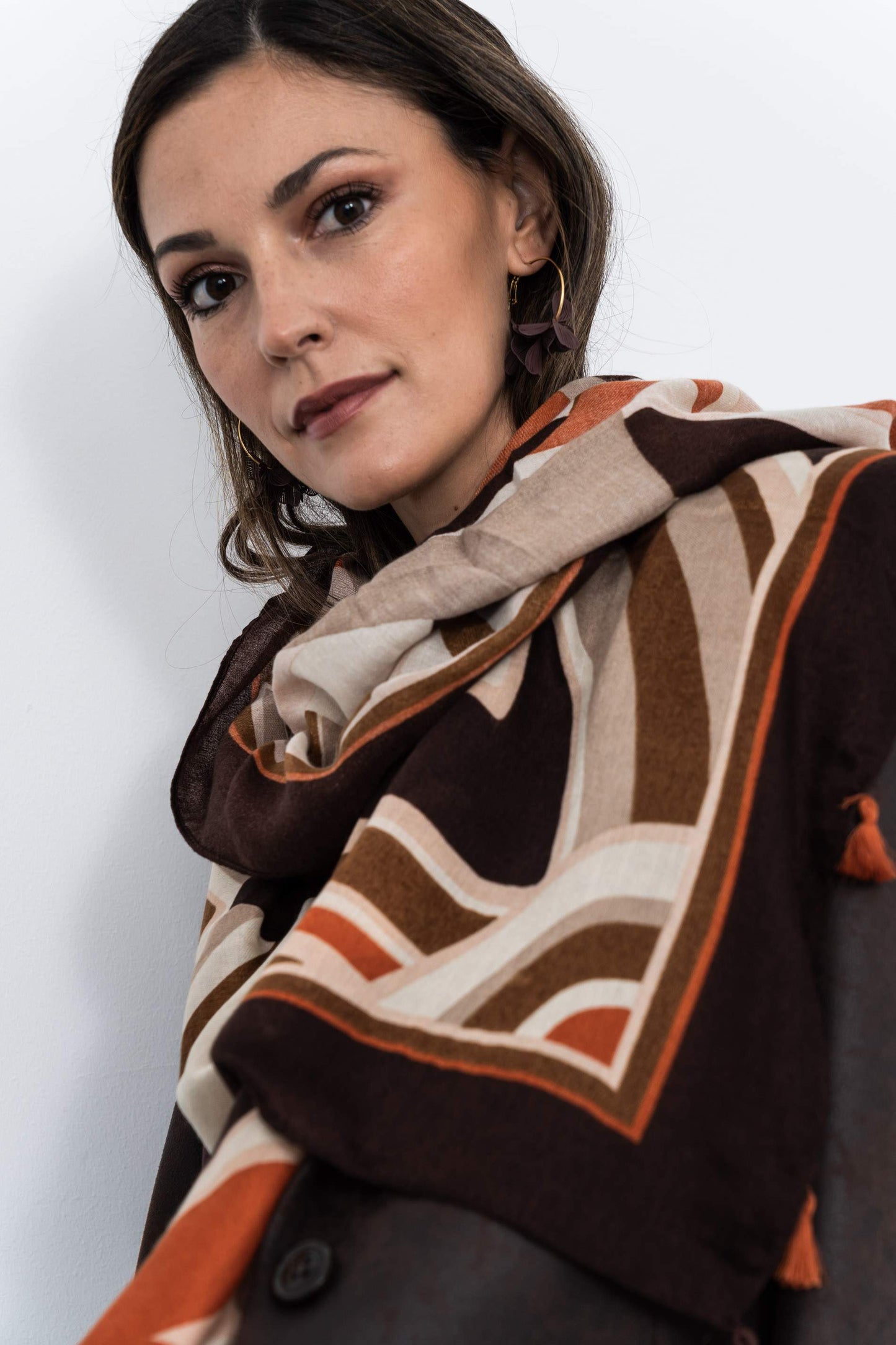 FOULARD GEOMETRICOS POMPONES CALDERA - Imagen 4