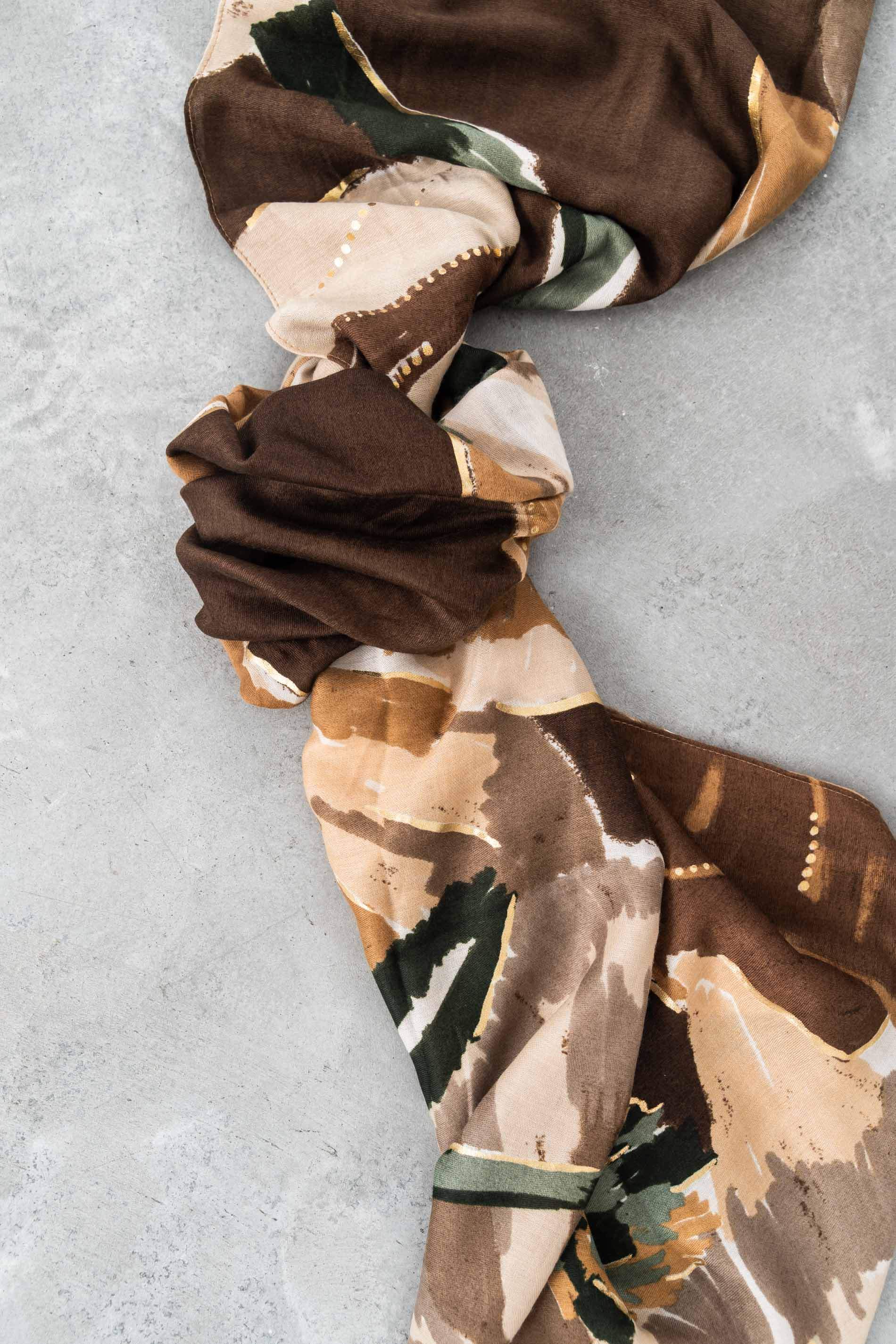 FOULARD FLOR DETALLE ORO CAMEL - Imagen 2