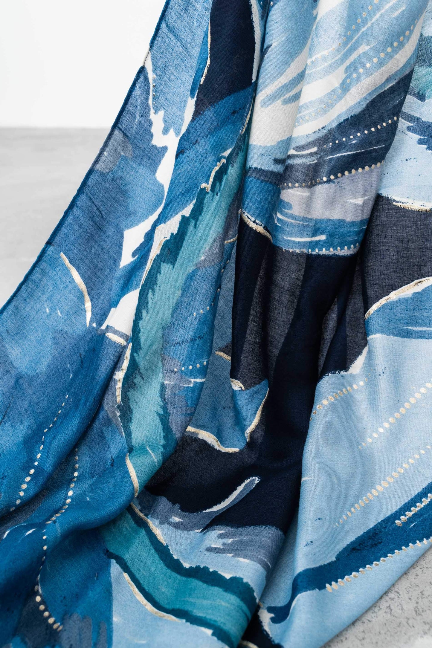 FOULARD FLOR DETALLE ORO AZUL - Imagen 3