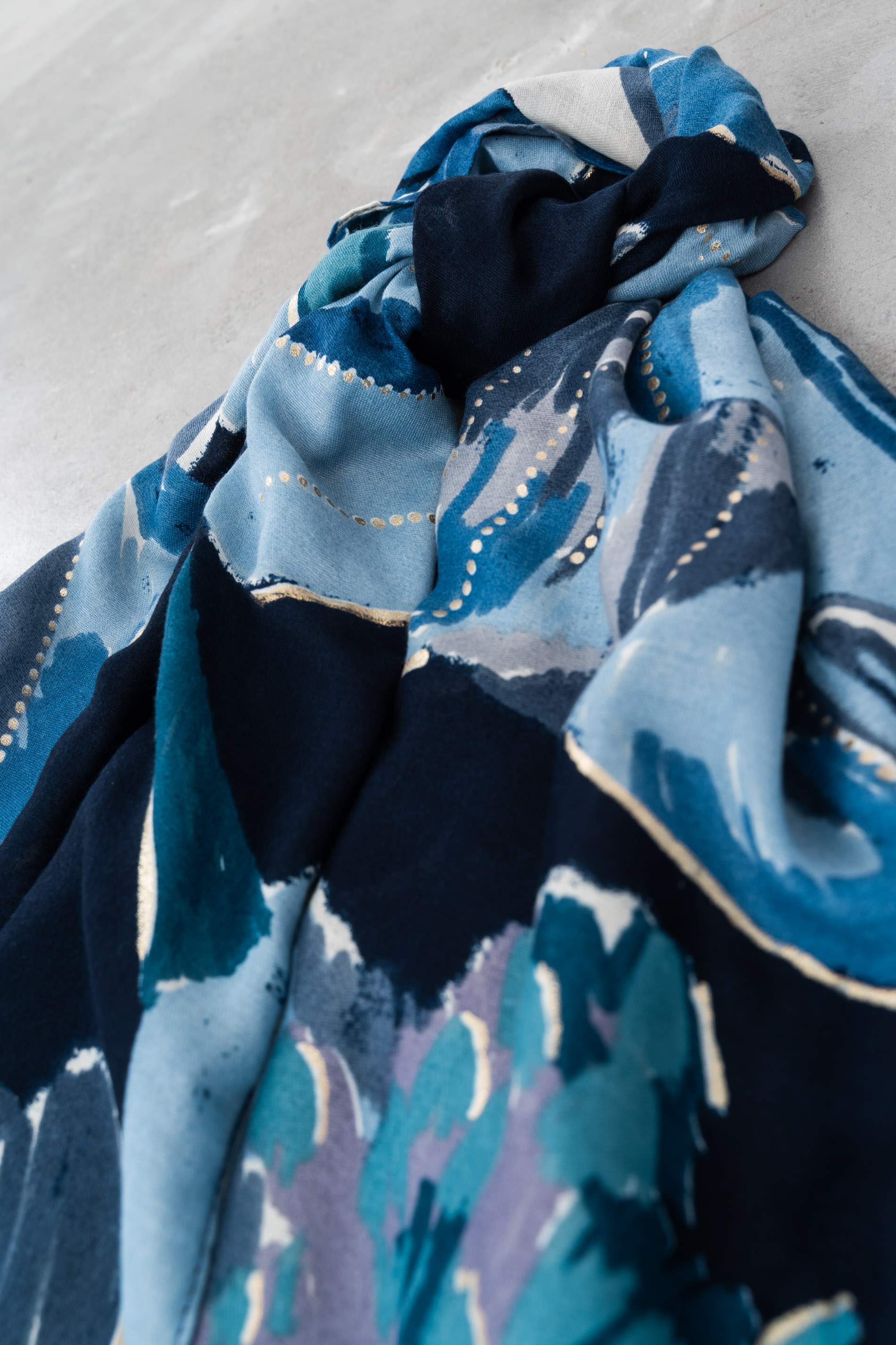 FOULARD FLOR DETALLE ORO AZUL - Imagen 4