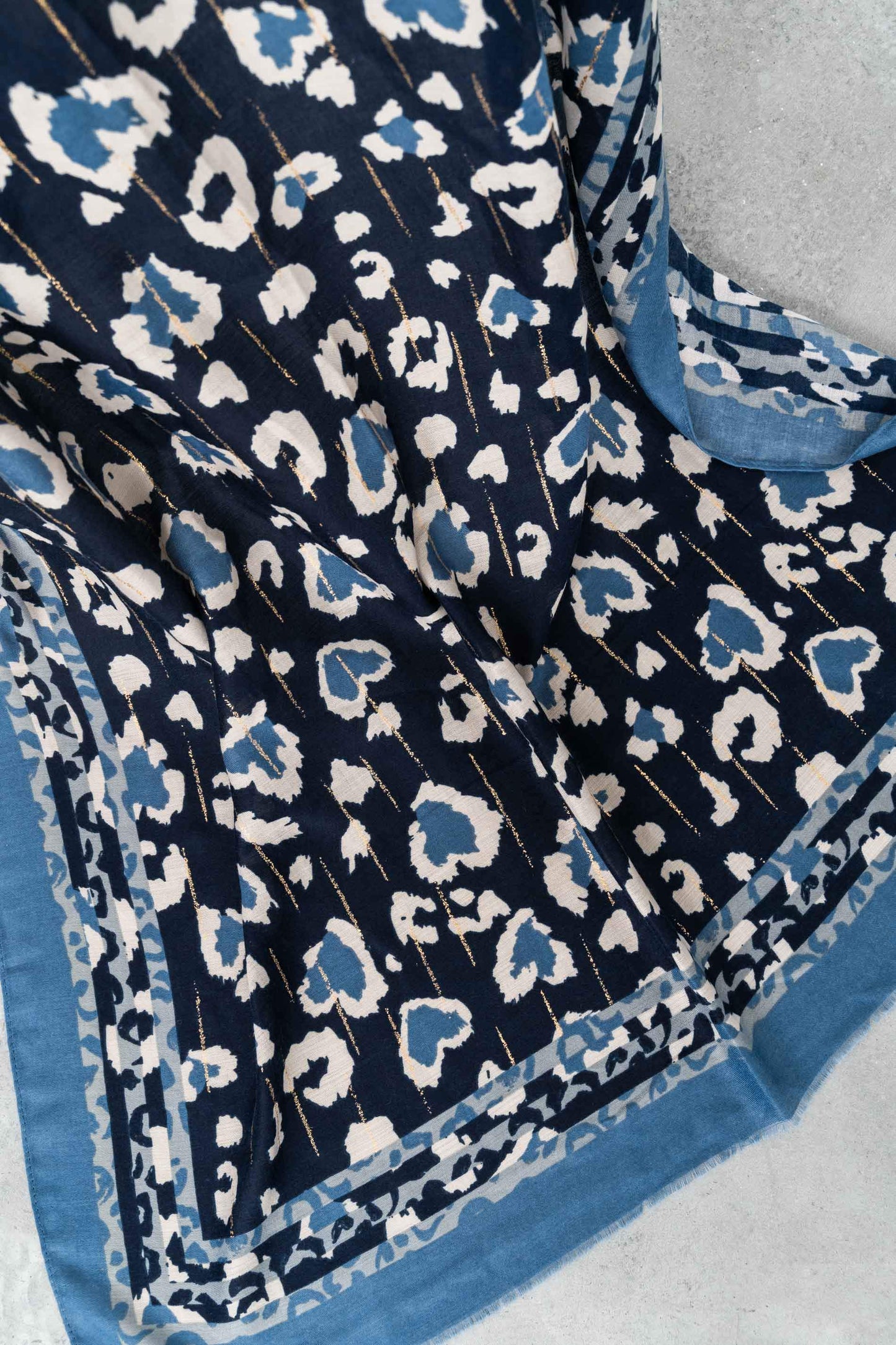 FOULARD ESTAMPADO ANIMAL ORO MARINO - Imagen 2