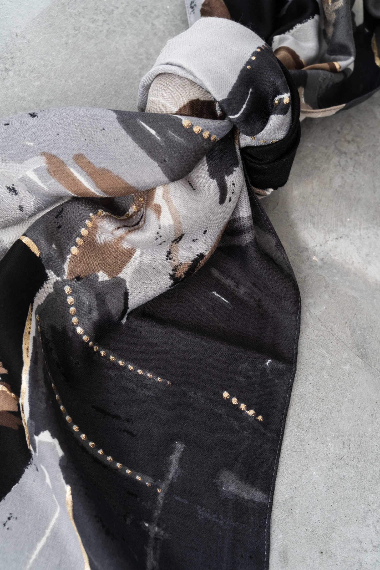 FOULARD FLOR DETALLE ORO NEGRO - Imagen 2