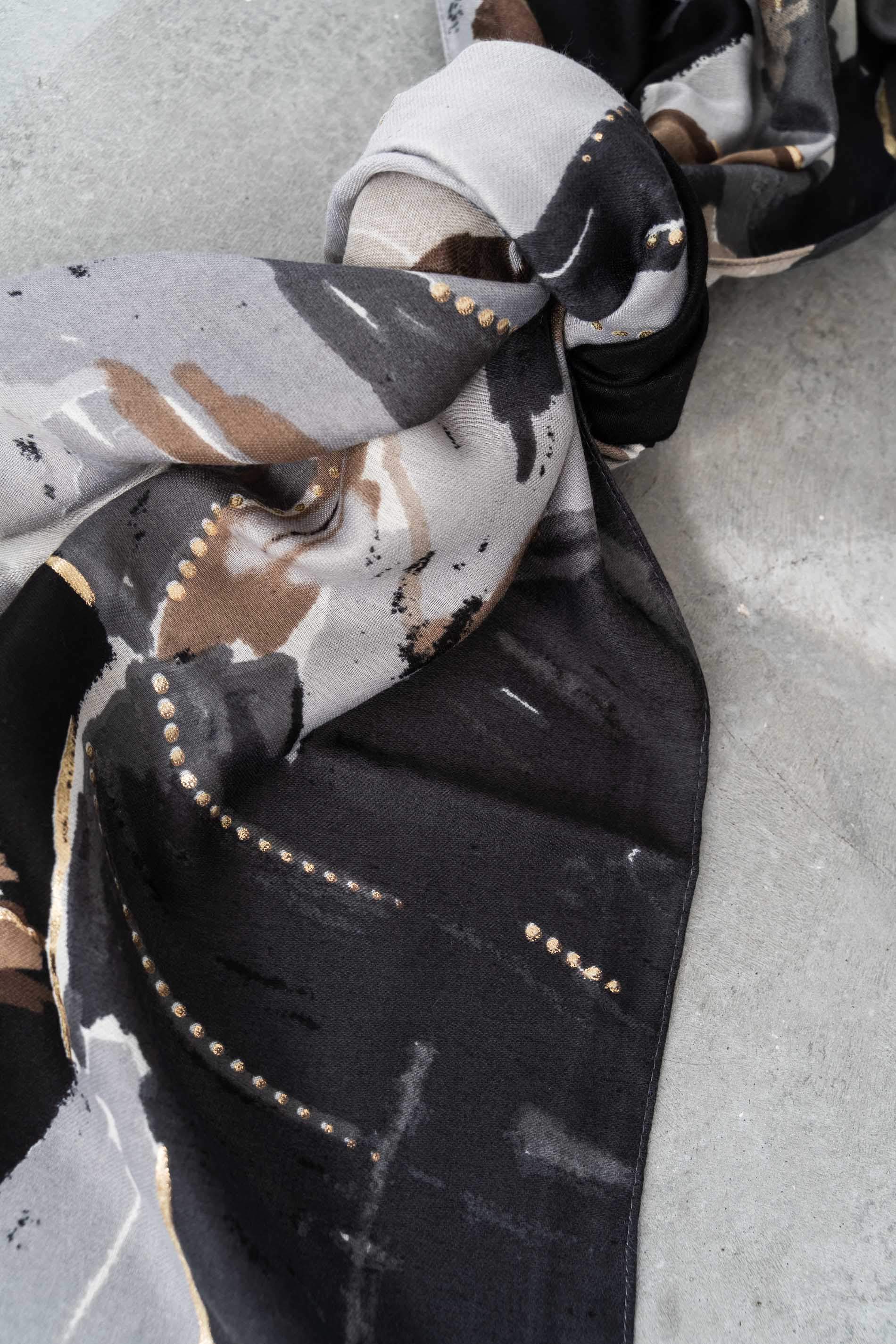 FOULARD FLOR DETALLE ORO NEGRO - Imagen 2