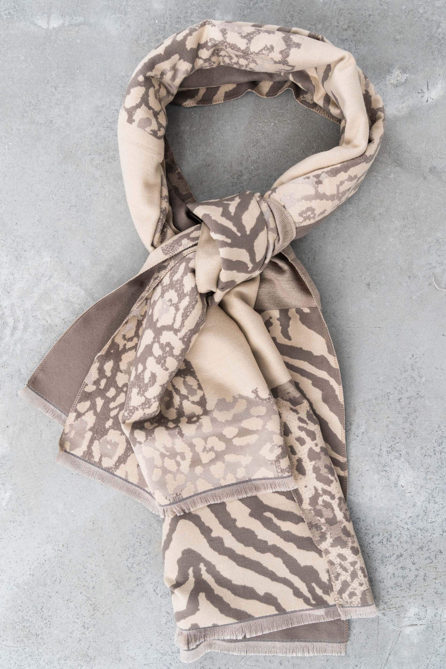 ESTOLA PATCHWORD ANIMAL TAUPE - Imagen 3