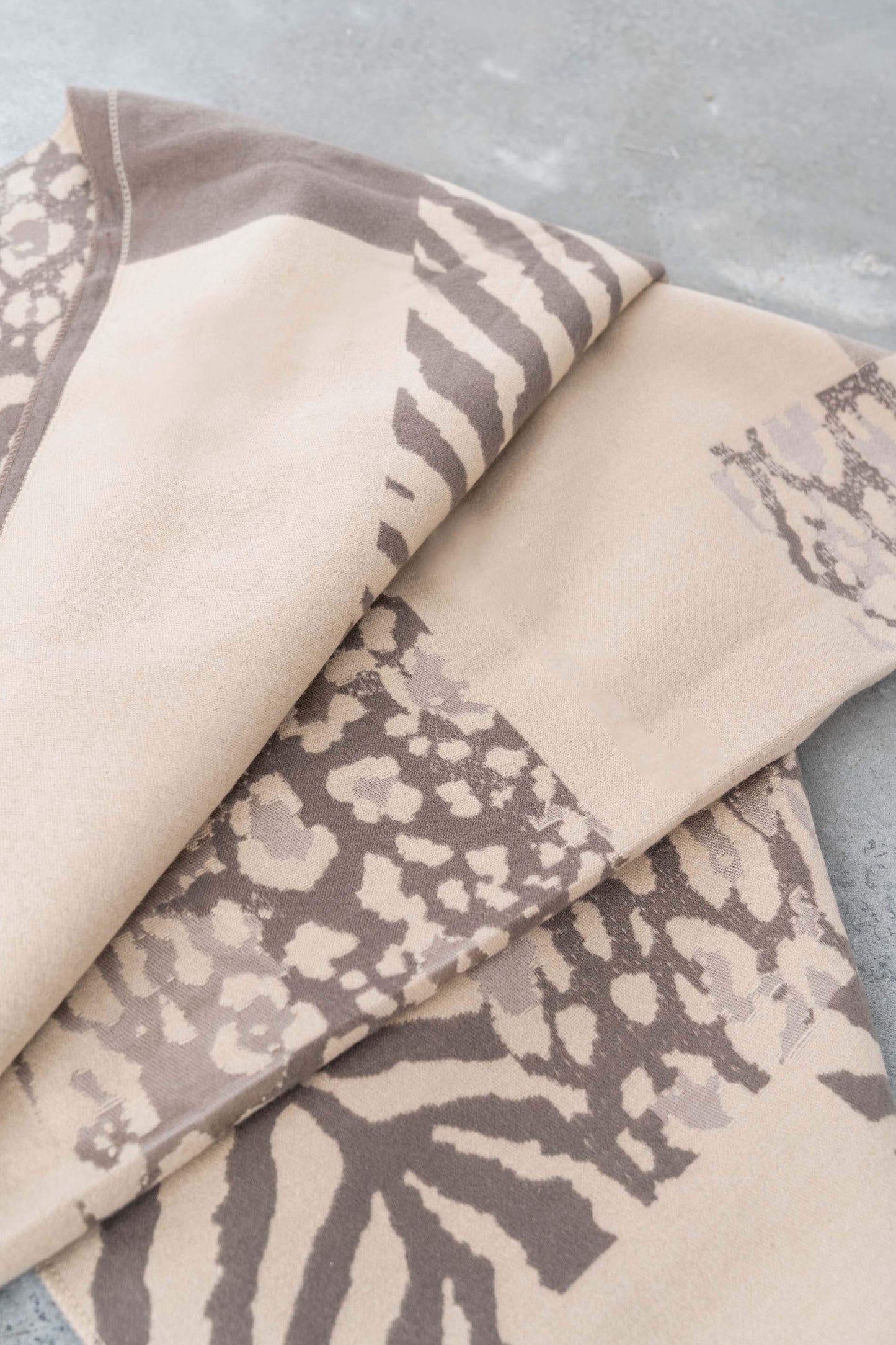 ESTOLA PATCHWORD ANIMAL TAUPE - Imagen 4