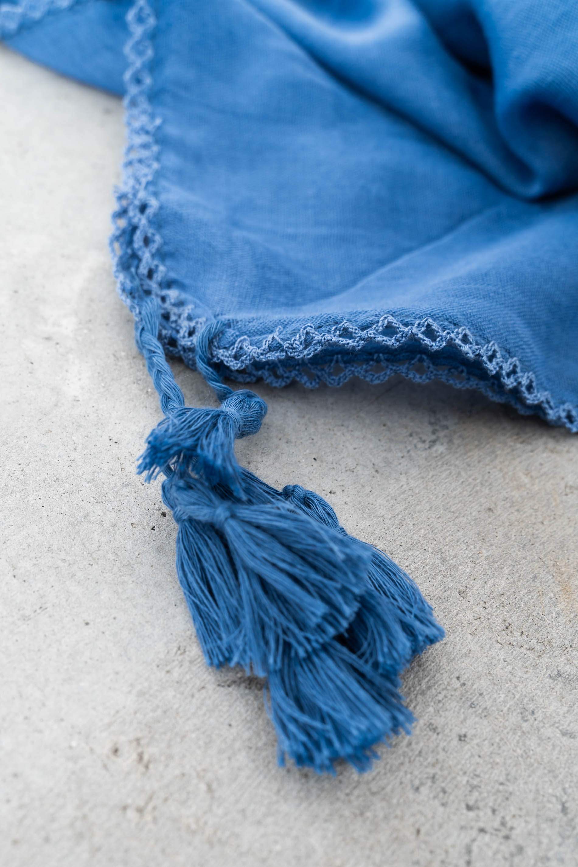 FOULARD LISO POMPONES AZUL - Imagen 2