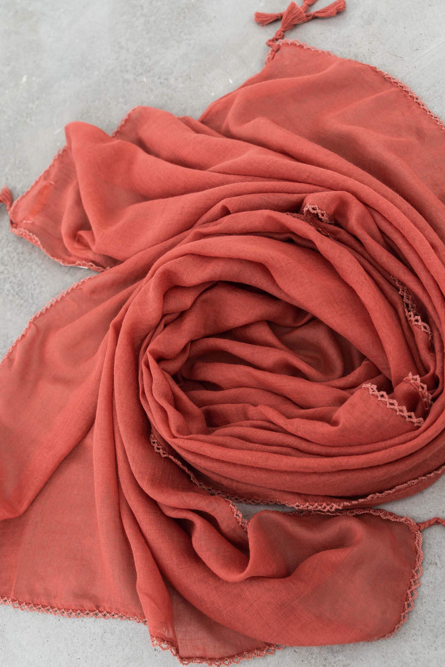 FOULARD LISO POMPONES CALDERA - Imagen 3