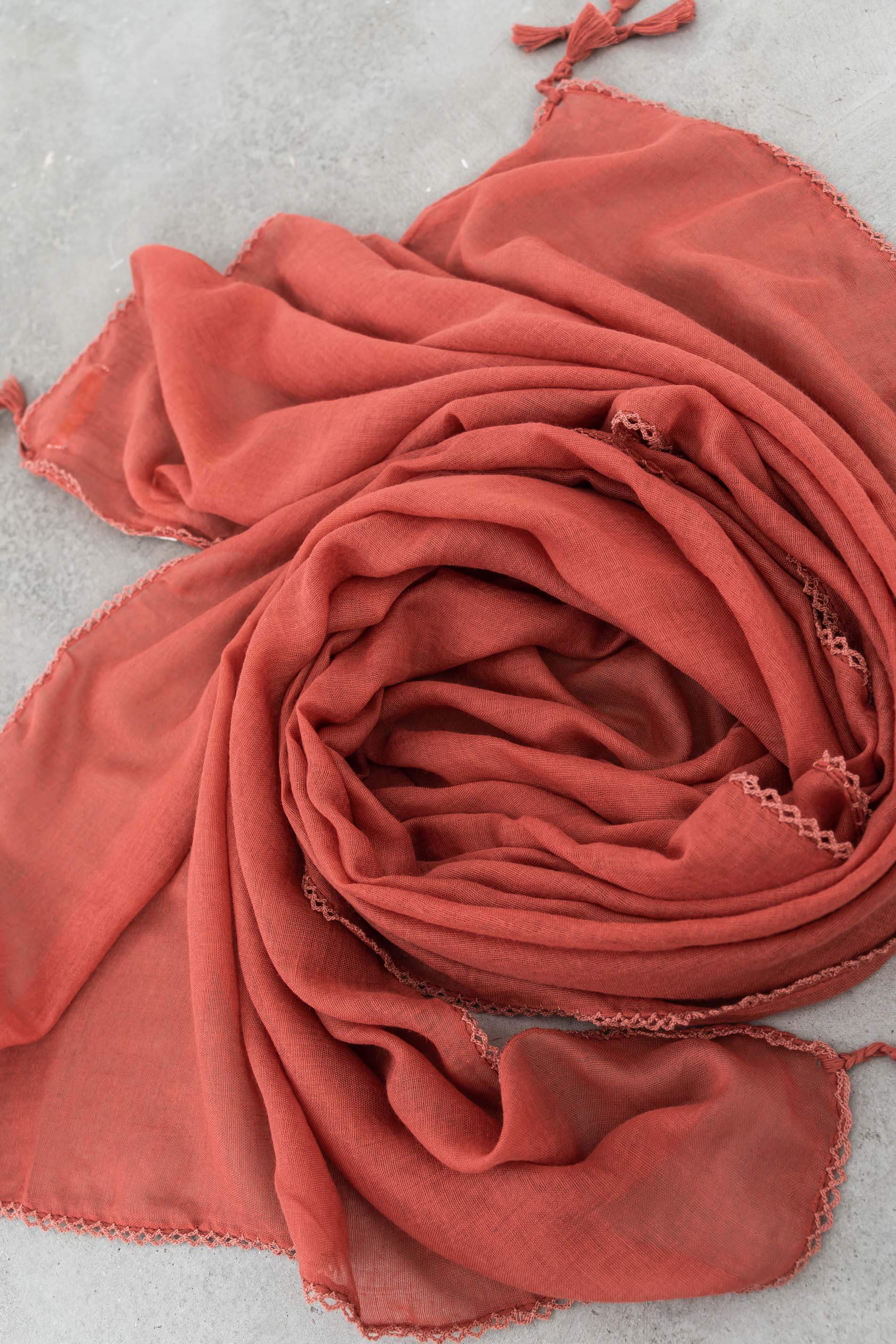 FOULARD LISO POMPONES CALDERA - Imagen 3