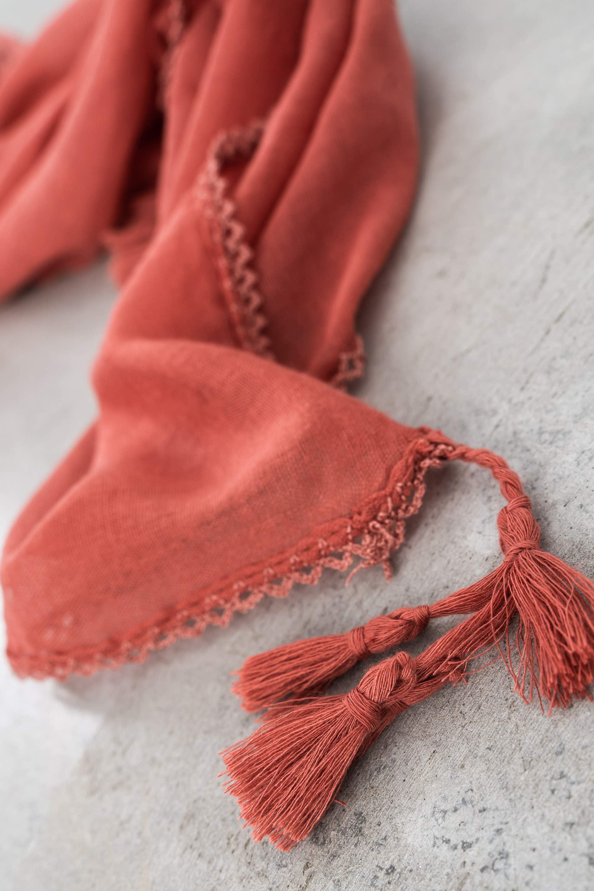 FOULARD LISO POMPONES CALDERA - Imagen 4