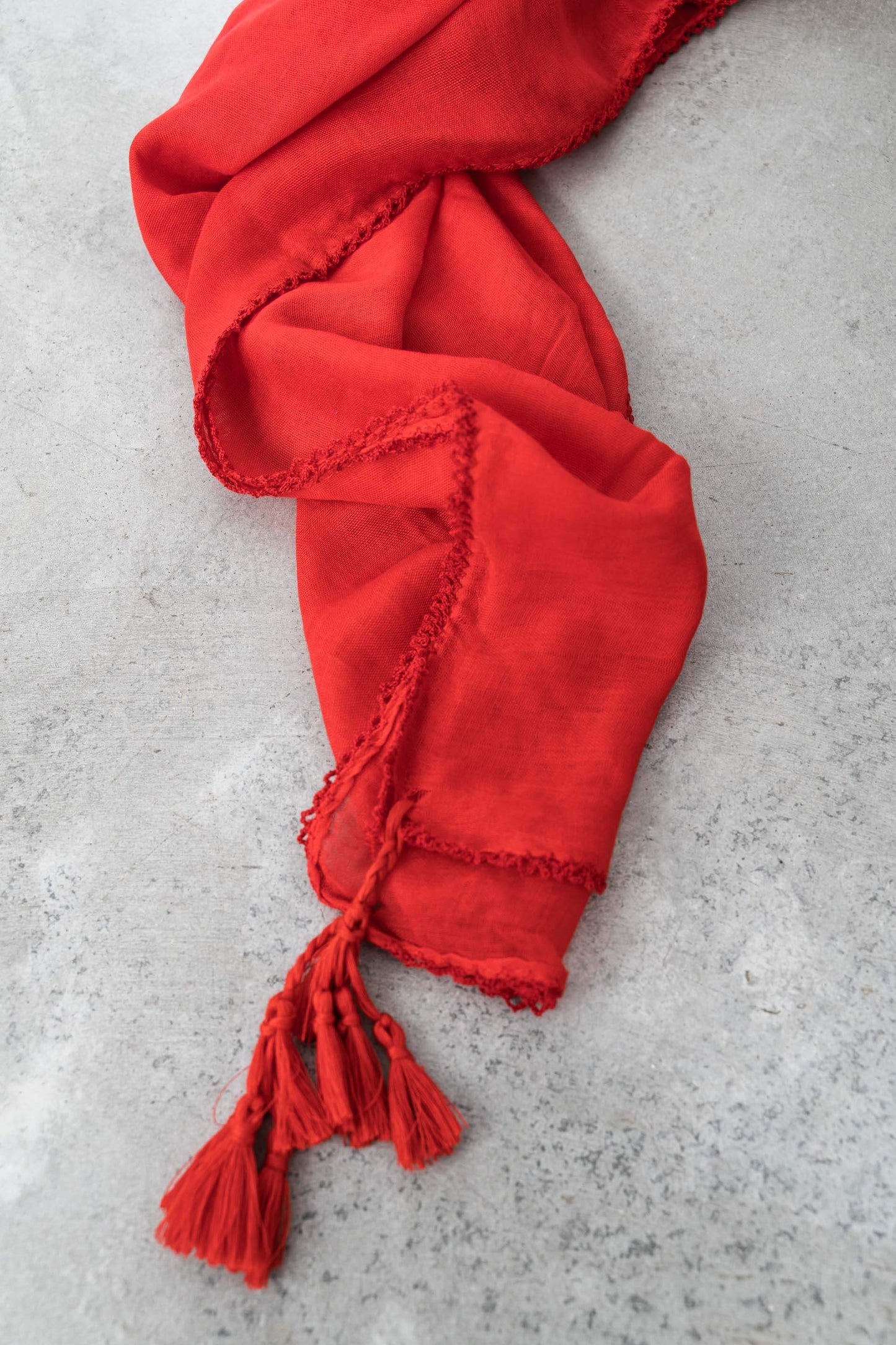 FOULARD LISO POMPONES ROJO - Imagen 2