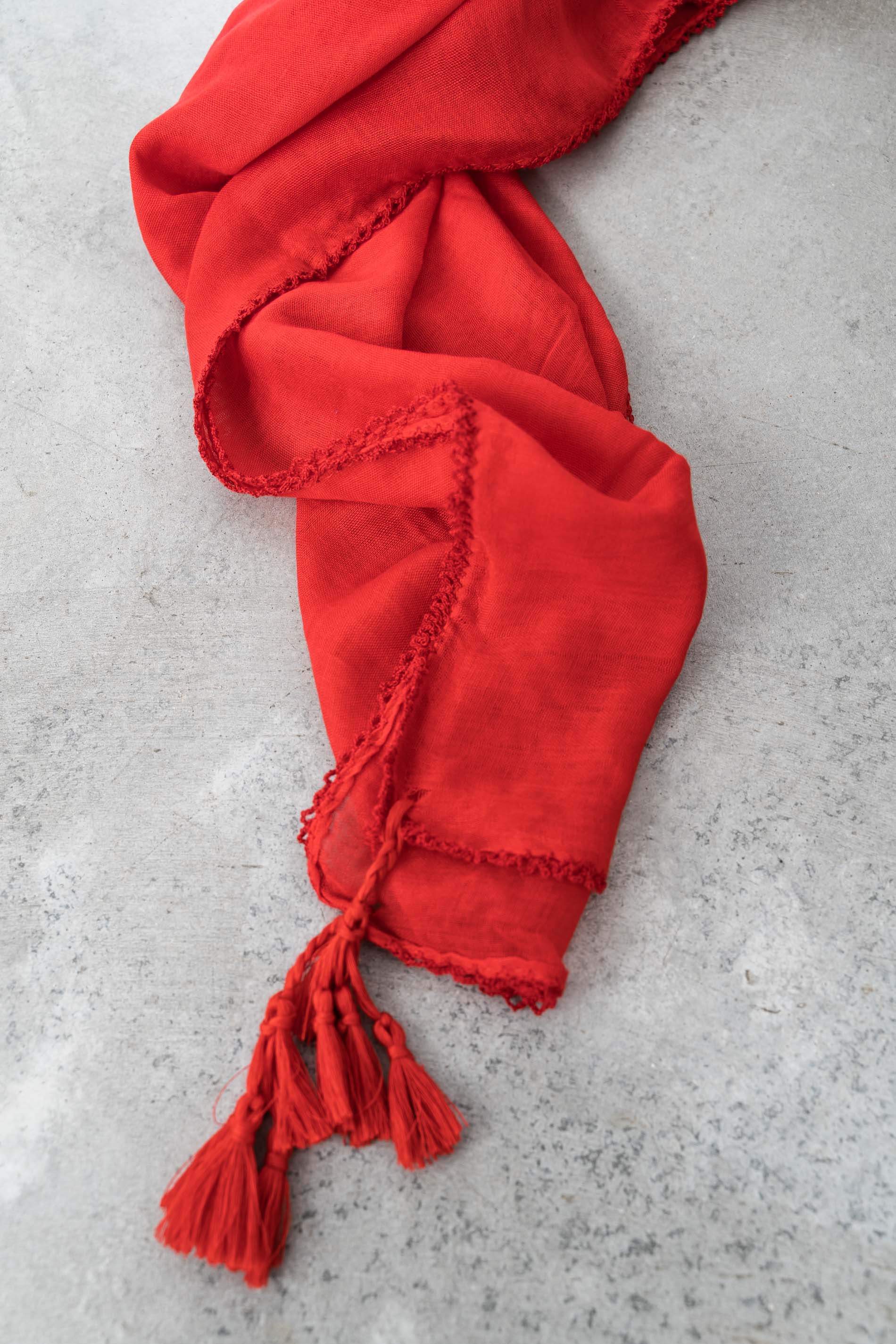 FOULARD LISO POMPONES ROJO - Imagen 2
