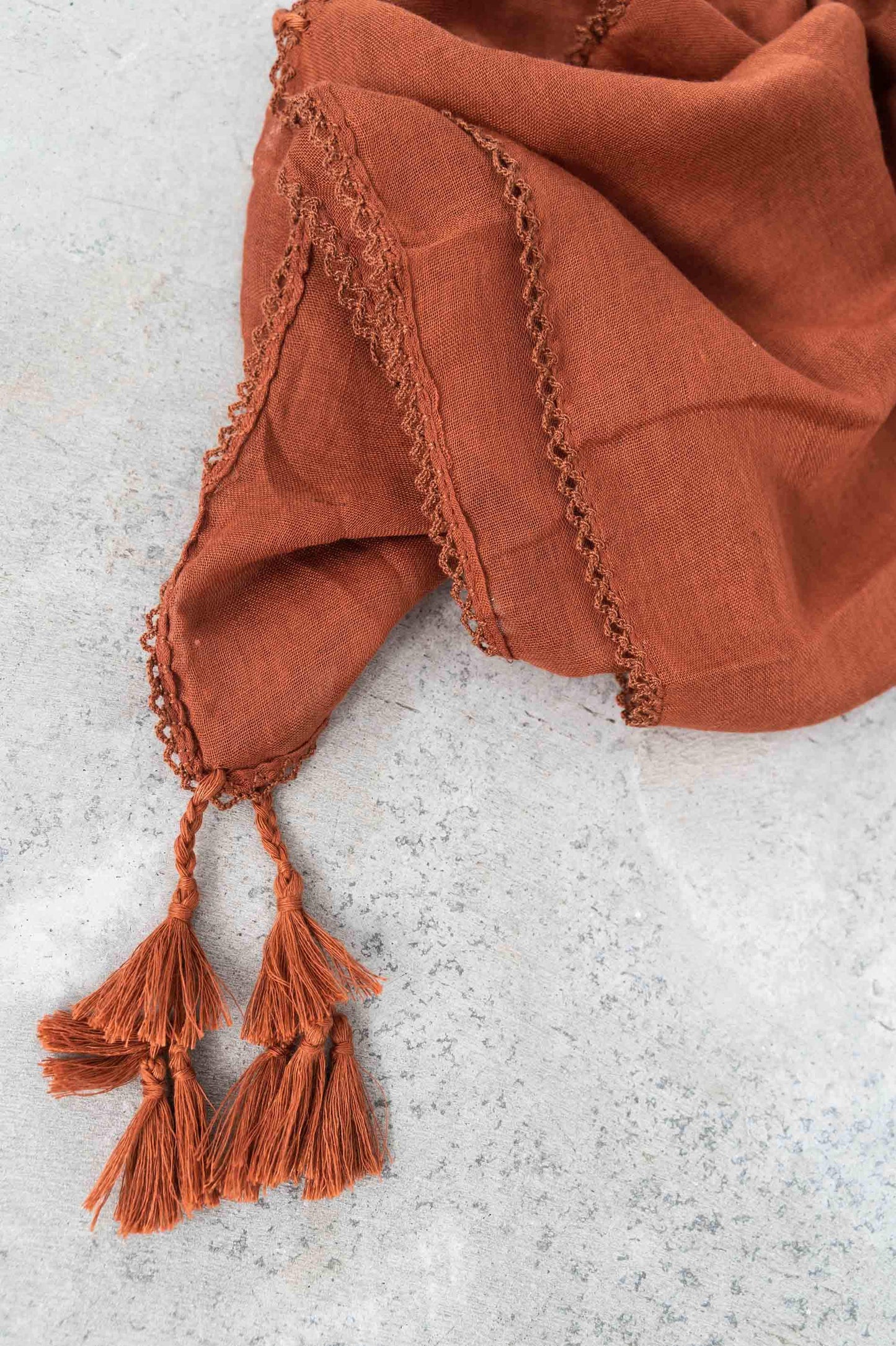 FOULARD LISO POMPONES TEJA - Imagen 2