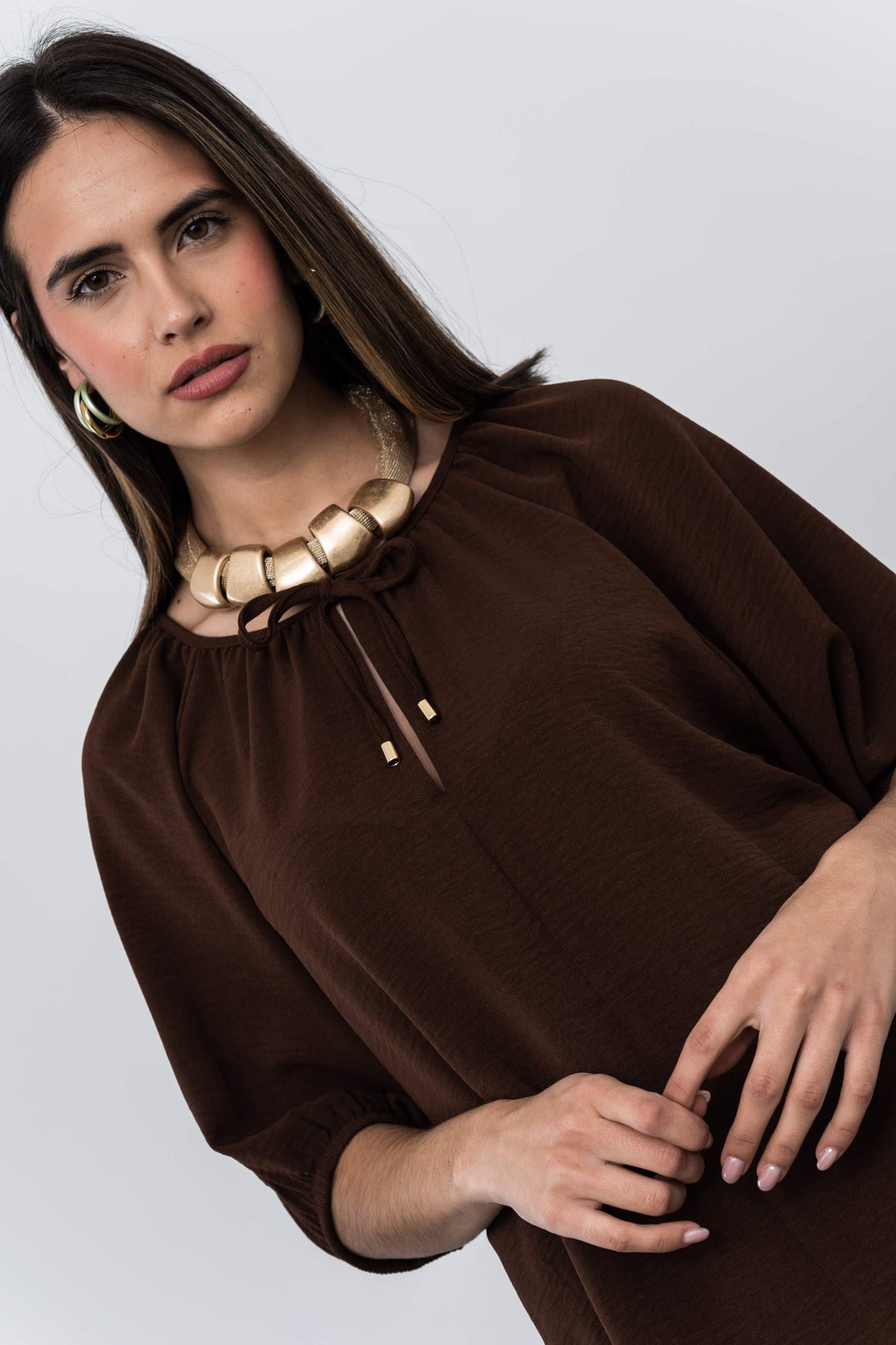 BLUSA FRUNCES LACITO CHOCOLATE - Imagen 4
