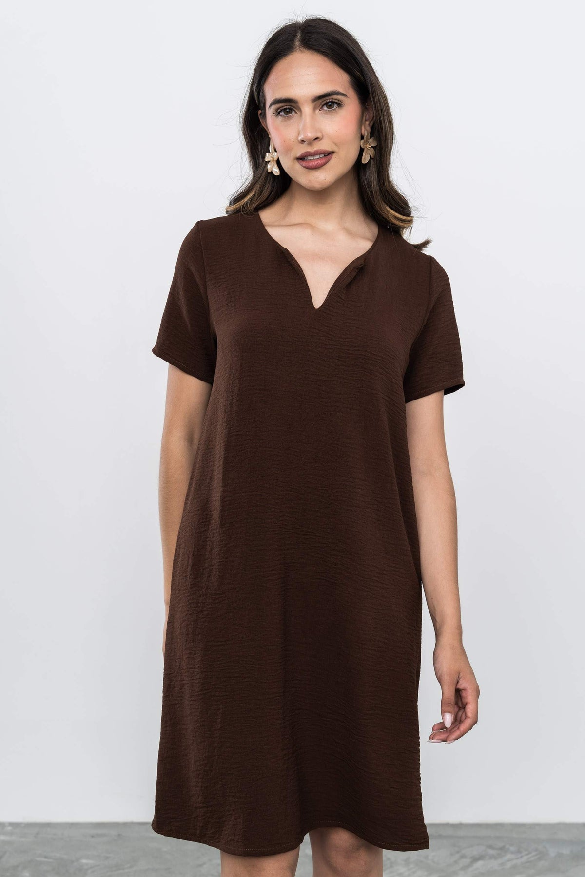 VESTIDO CUELLO UVE CHOCOLATE