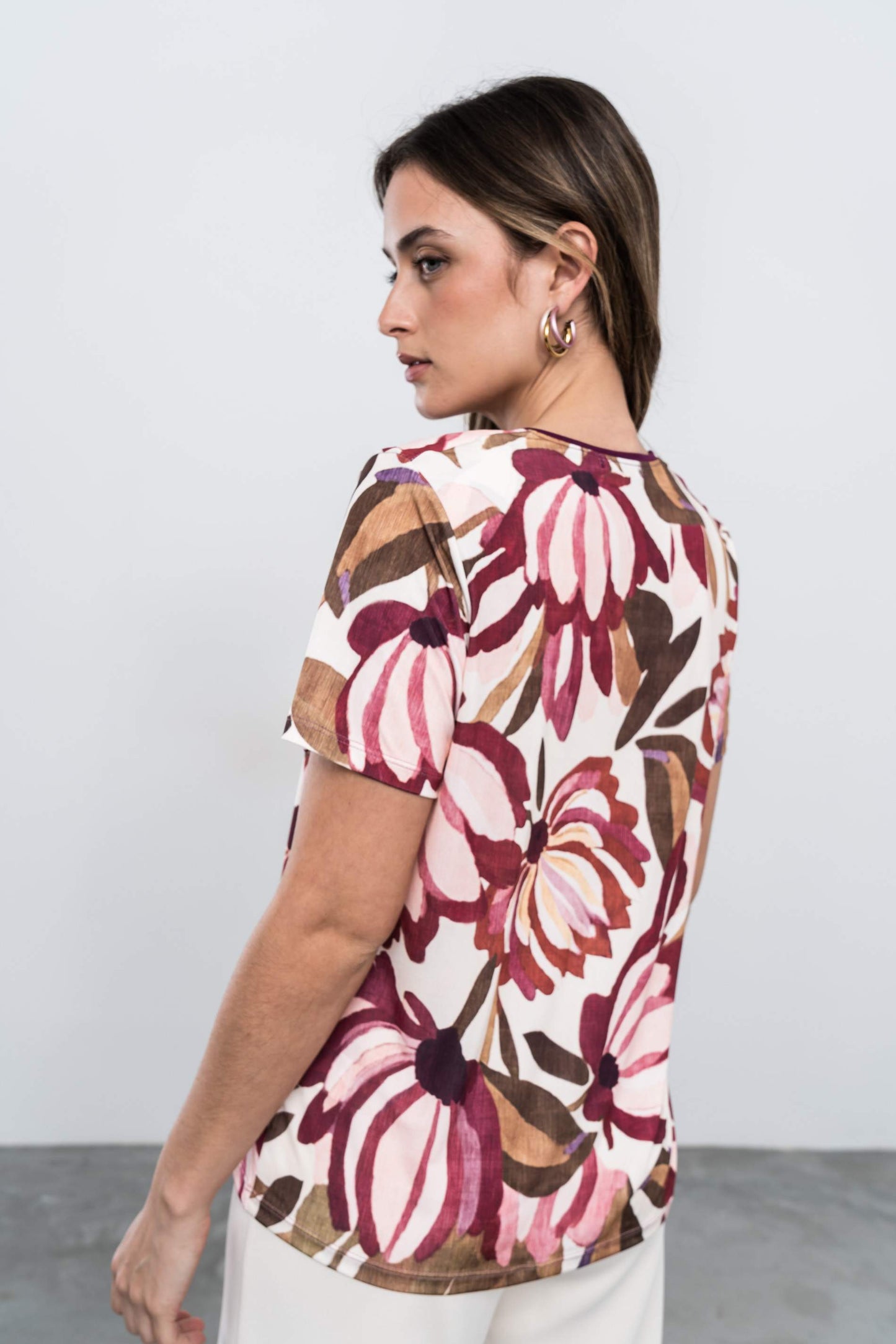 CAMISETA ABERTURAS FLORAL - Imagen 10