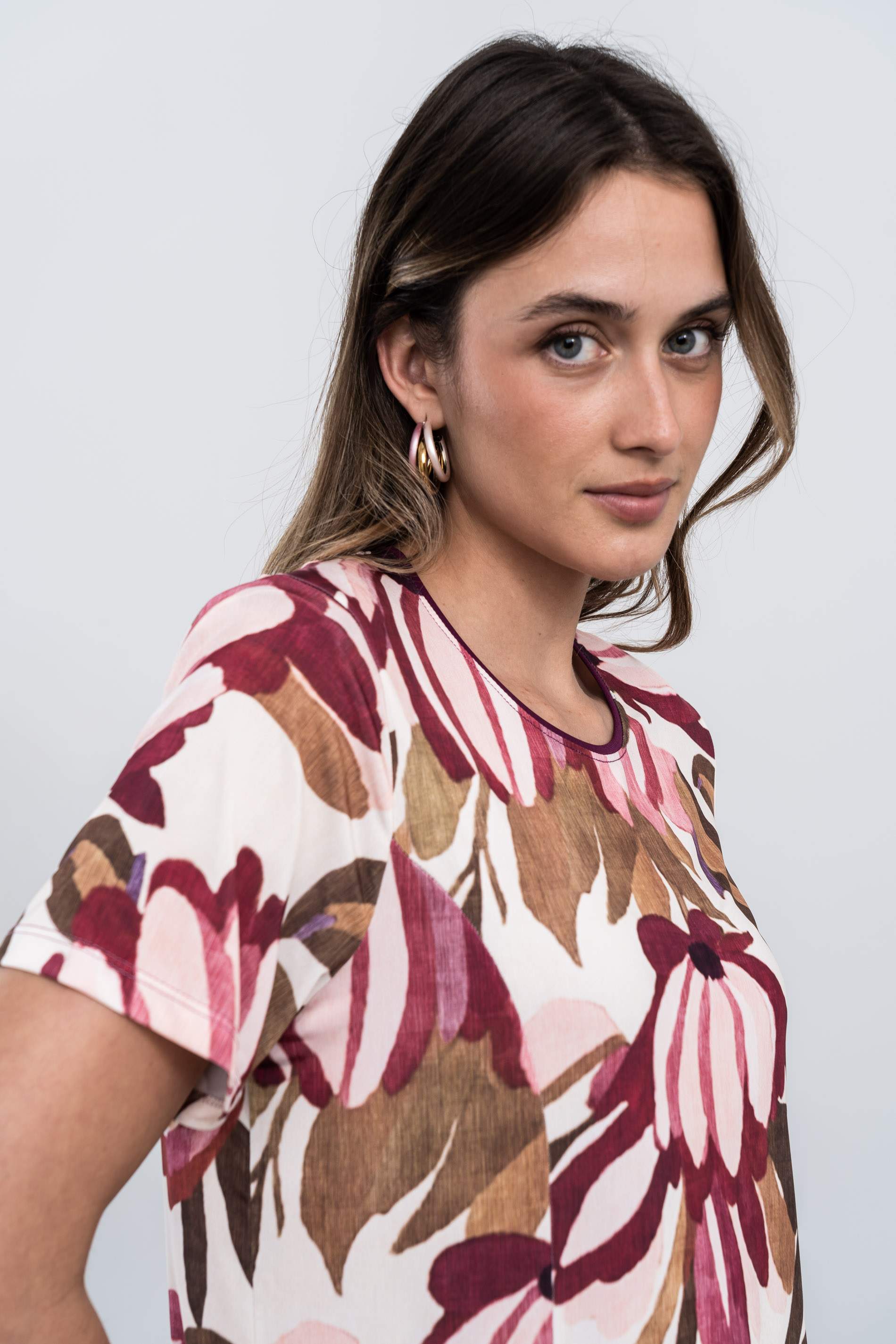 CAMISETA ABERTURAS FLORAL - Imagen 2