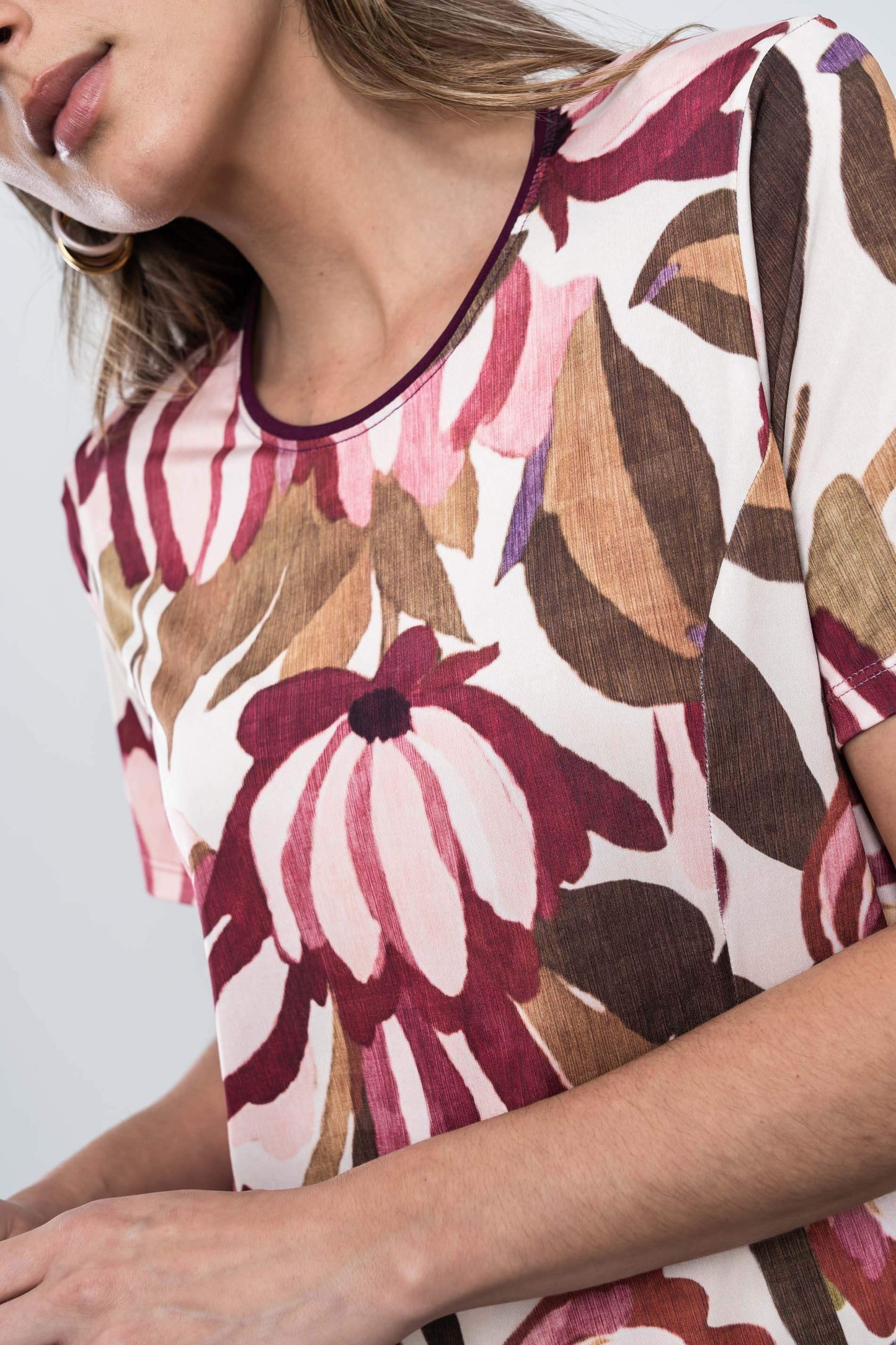 CAMISETA ABERTURAS FLORAL - Imagen 3