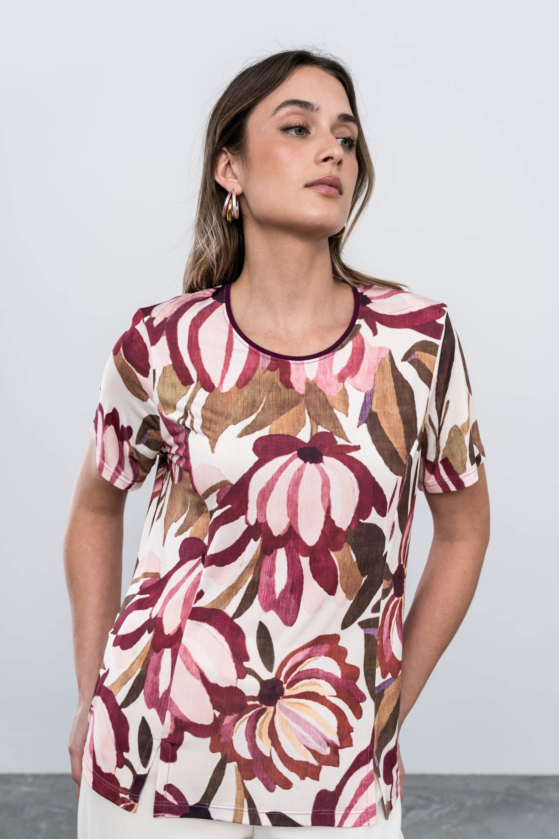 CAMISETA ABERTURAS FLORAL - Imagen 9