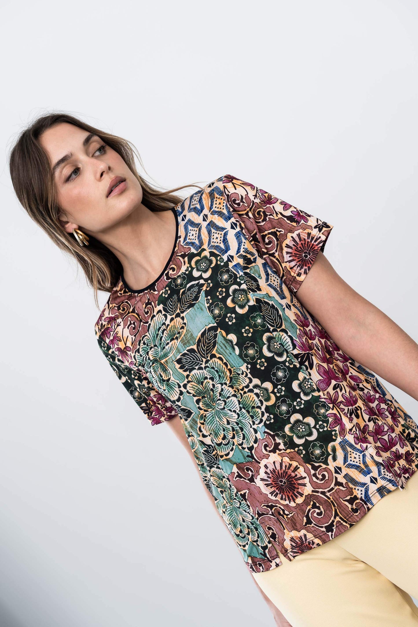 CAMISETA ABERTURAS FLORES - Imagen 3