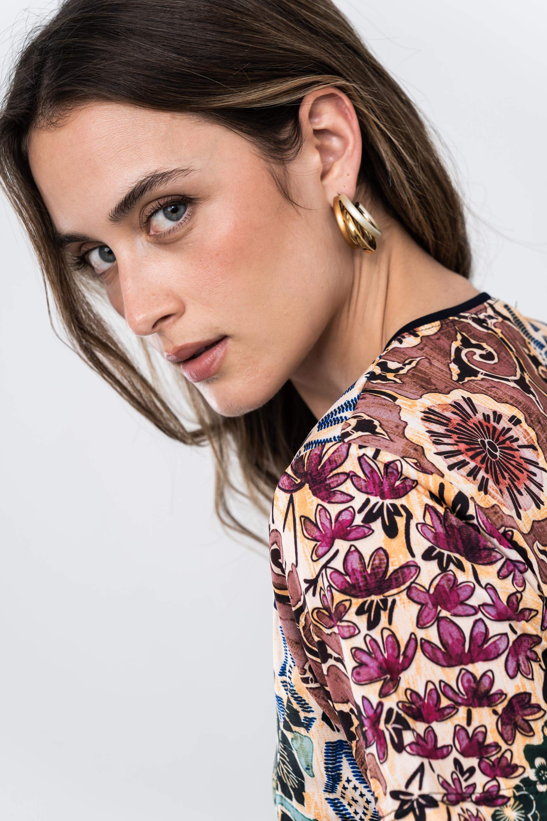 CAMISETA ABERTURAS FLORES - Imagen 4