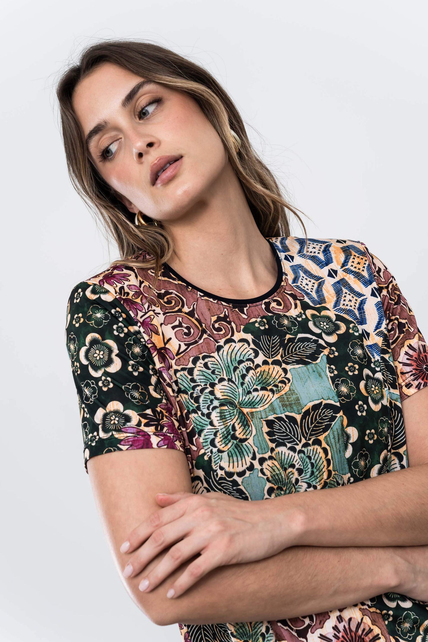 CAMISETA ABERTURAS FLORES - Imagen 5