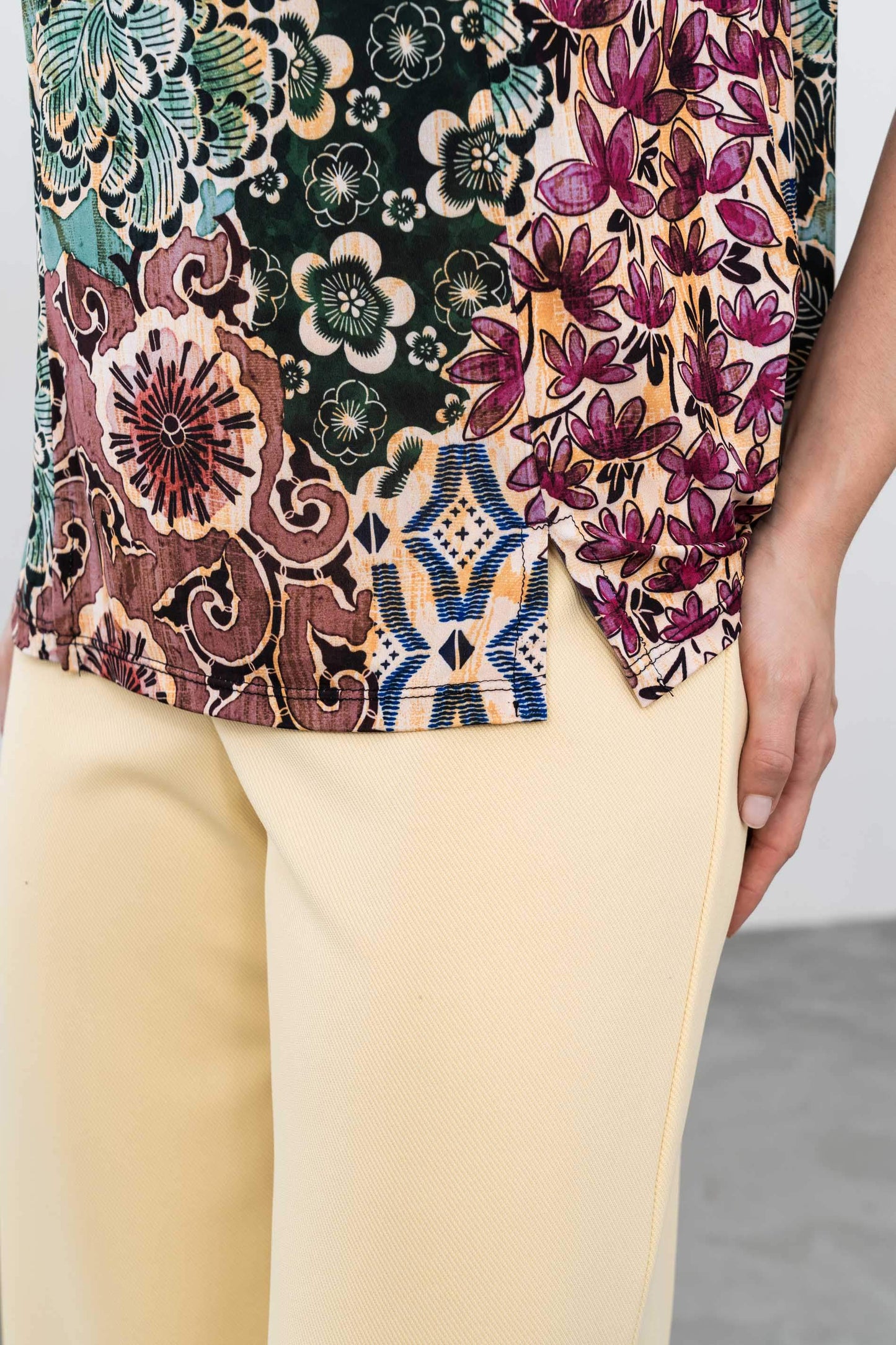 CAMISETA ABERTURAS FLORES - Imagen 6