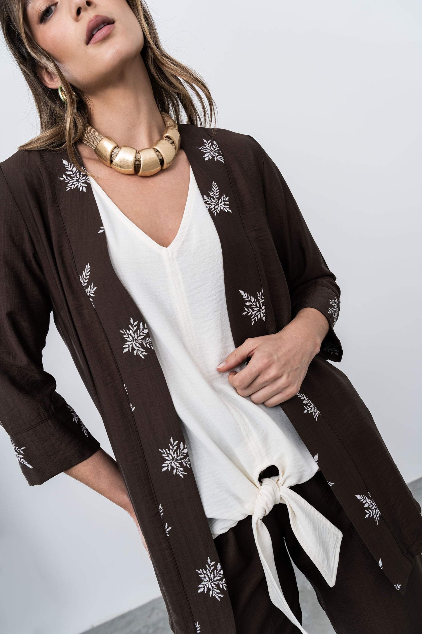 SOBRECAMISA DETALLE HOJAS CHOCOLATE - Imagen 3