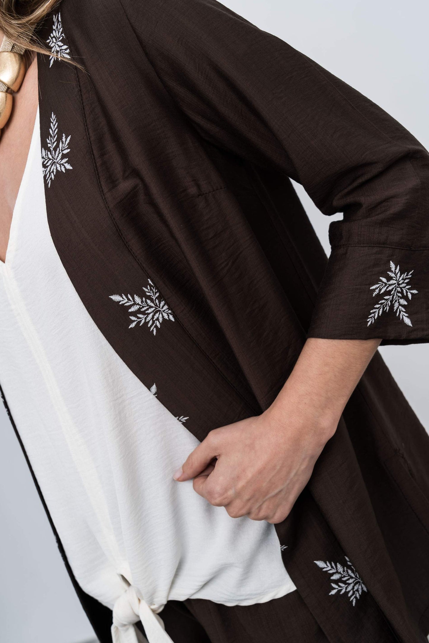 SOBRECAMISA DETALLE HOJAS CHOCOLATE - Imagen 4
