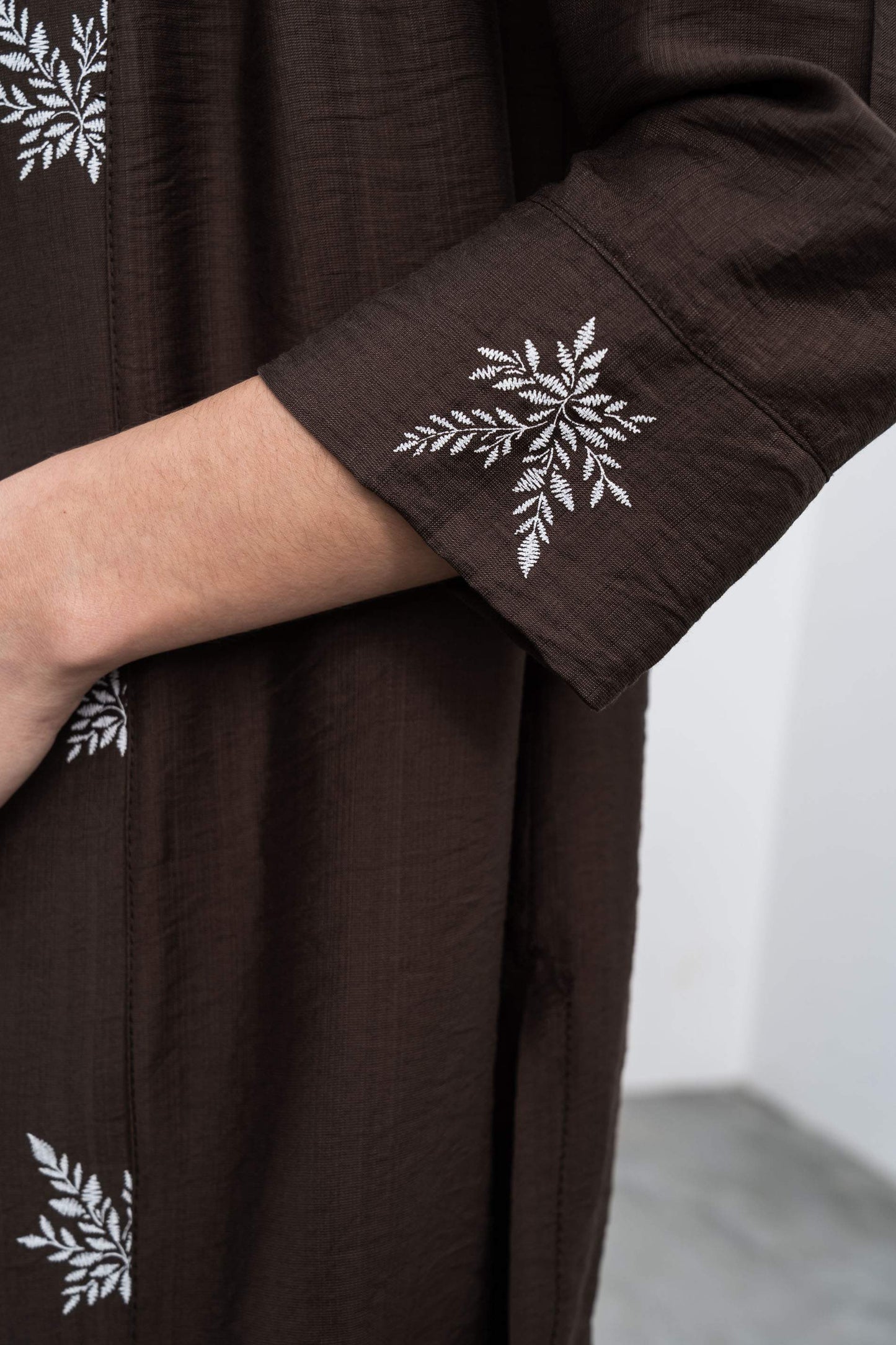 SOBRECAMISA DETALLE HOJAS CHOCOLATE - Imagen 7