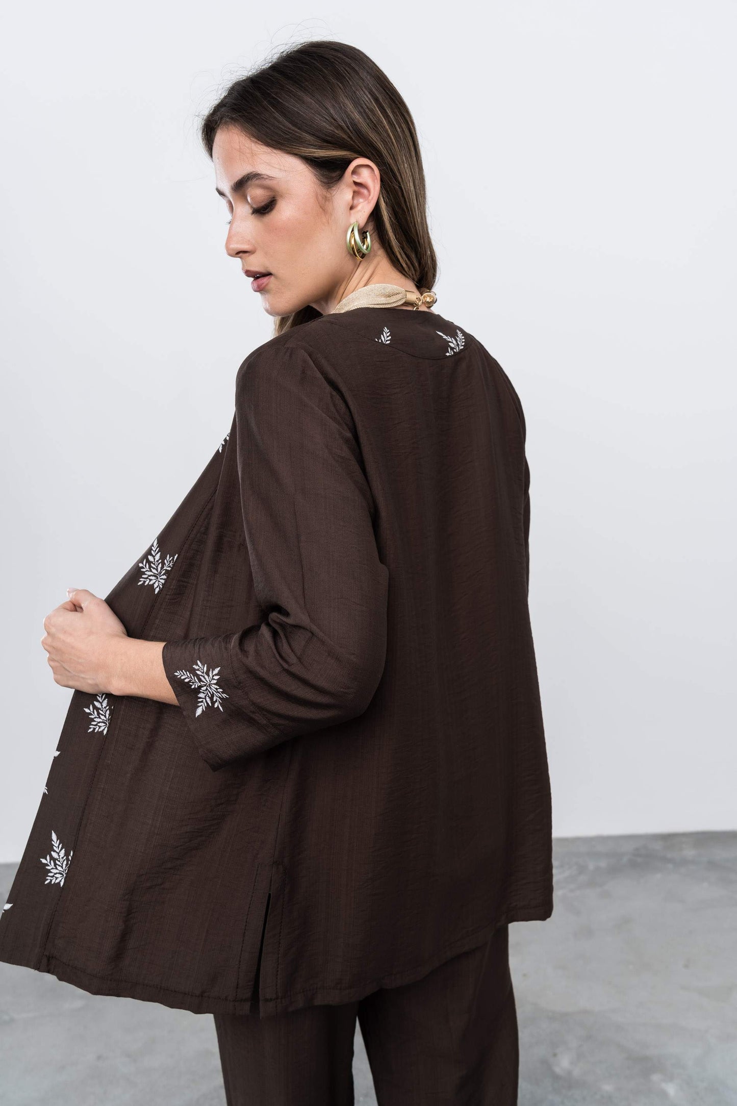 SOBRECAMISA DETALLE HOJAS CHOCOLATE - Imagen 8