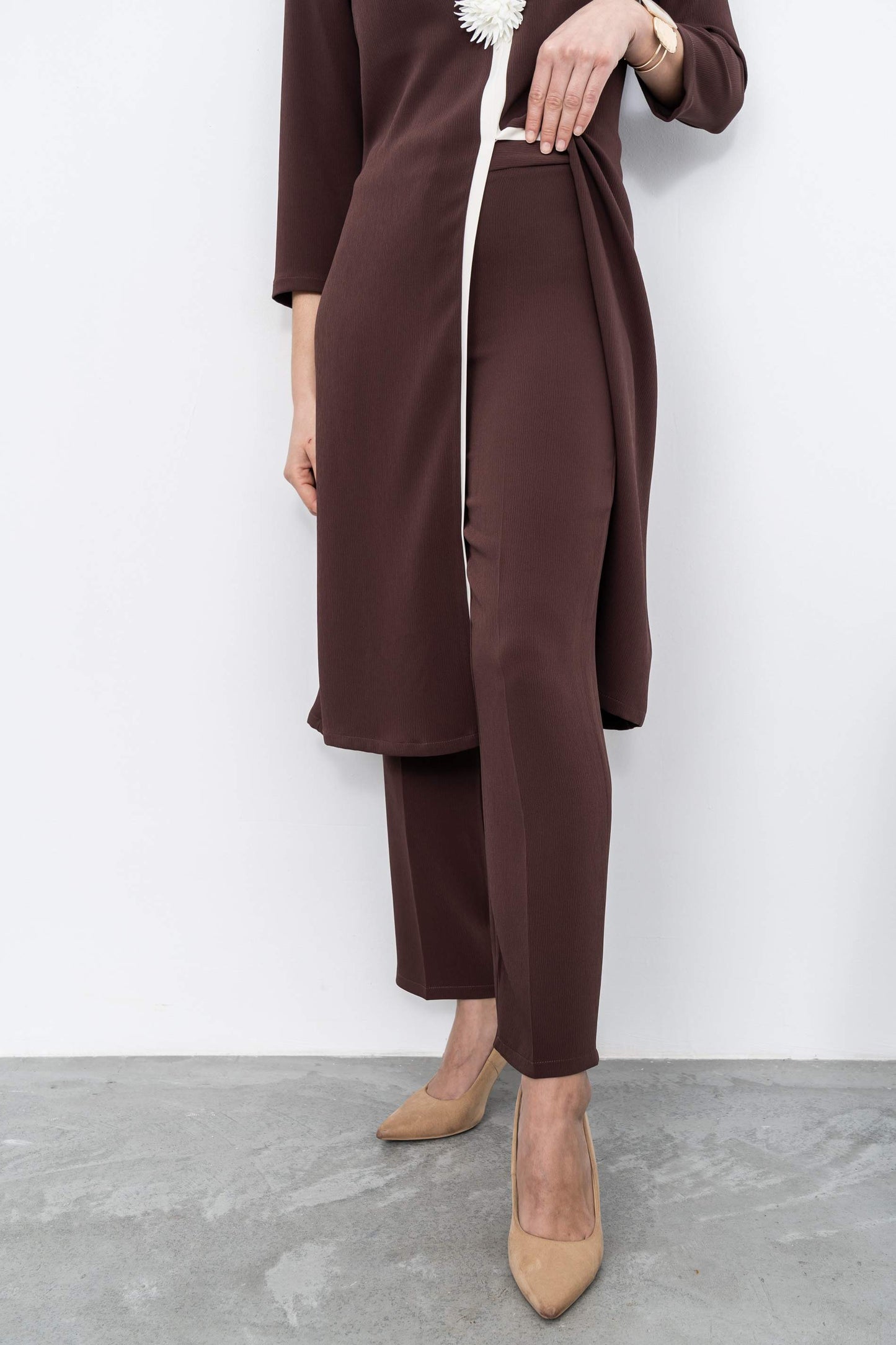 PANTALON VESTIR TEXTURA CHOCOLATE - Imagen 5